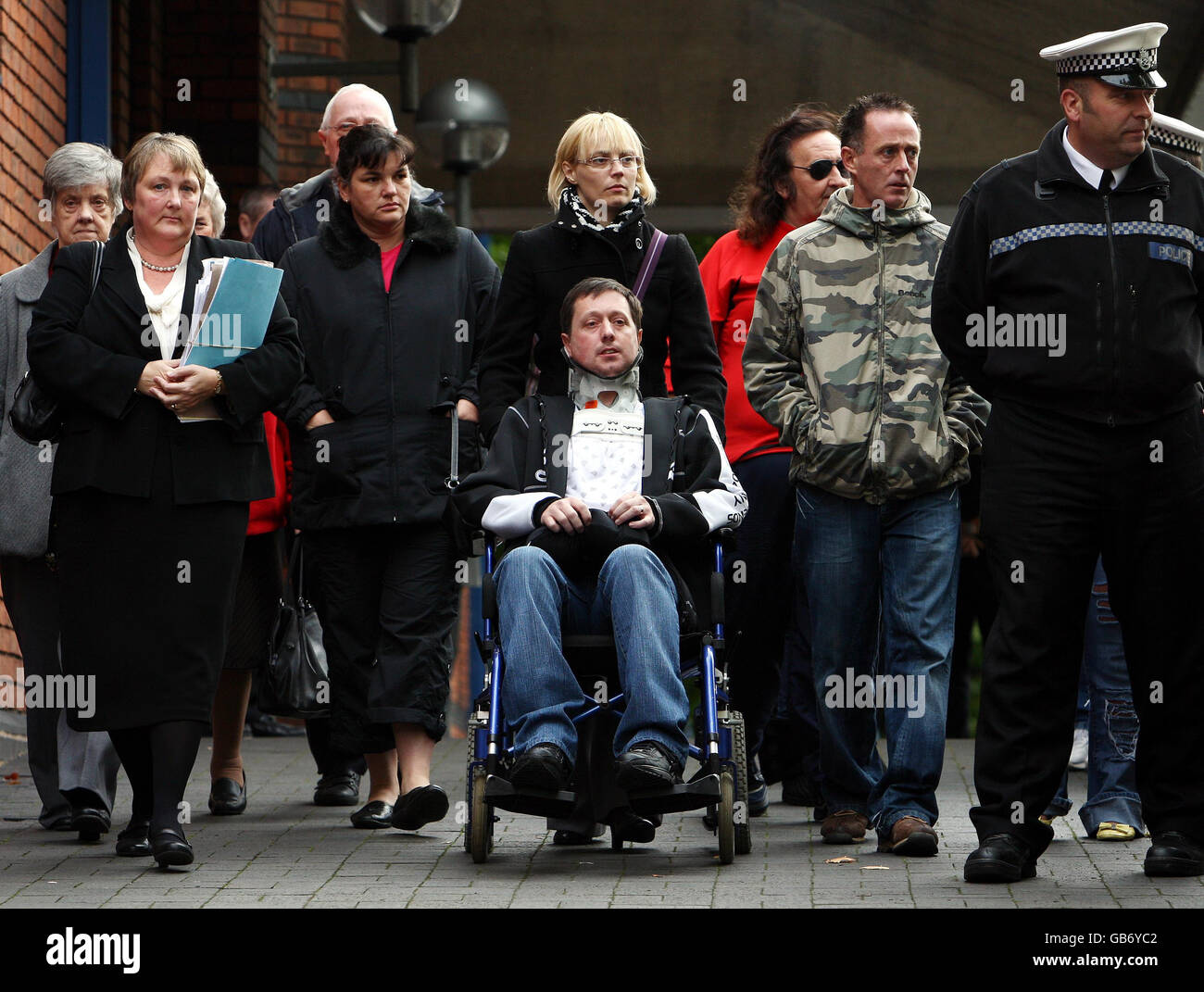 Phil et Amanda Peak (au centre), avec d'autres membres de la famille à l'extérieur de Stoke sur le Trent Crown court après que le footballeur Luke McCormick a été emprisonné pendant sept ans pour avoir tué deux de leurs fils Arron et Ben. Banque D'Images