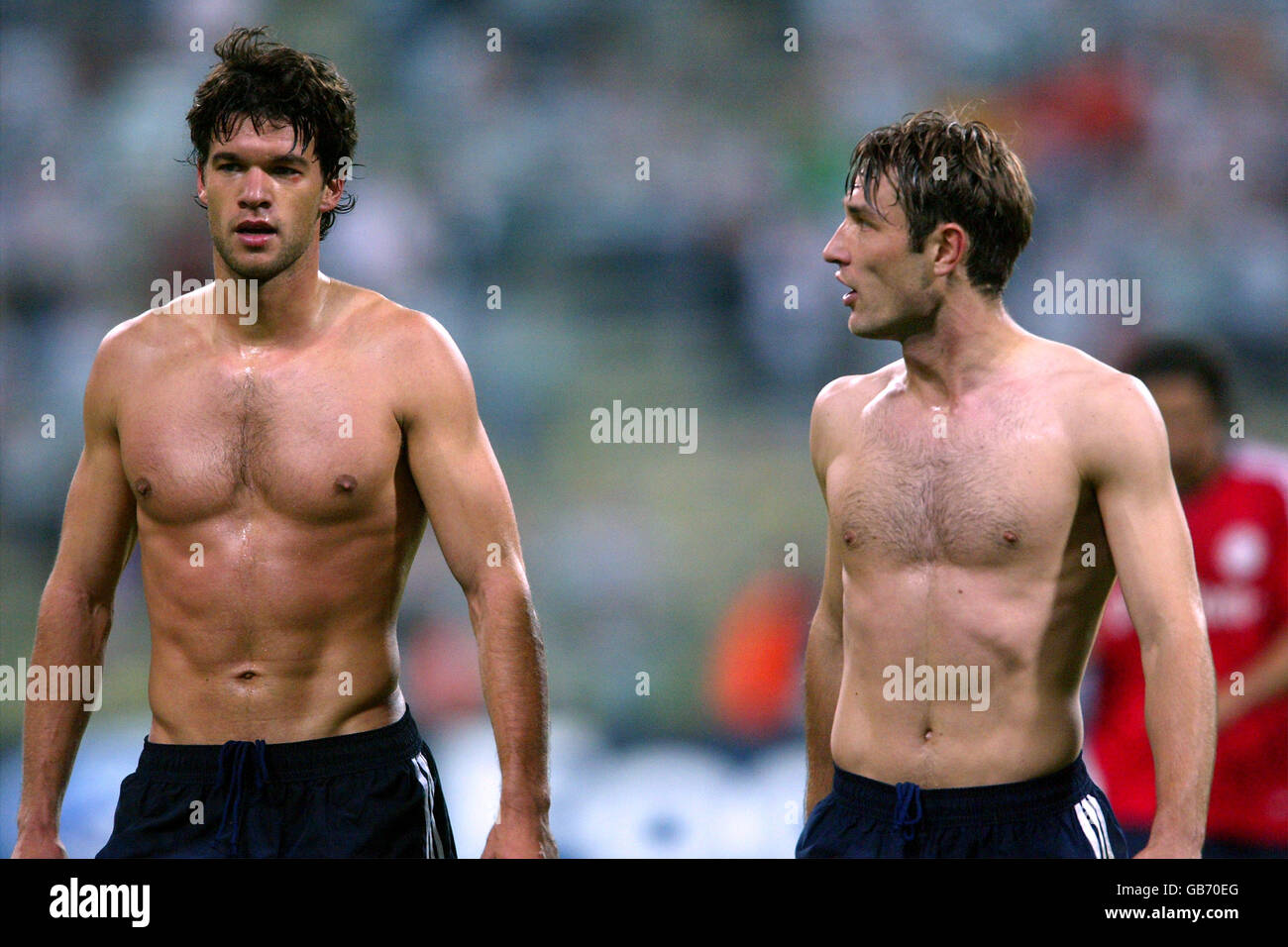 Bayern Munich Michael Ballack (l) et son coéquipier Robert Kovac Walk Après la victoire sur le Celtic Banque D'Images