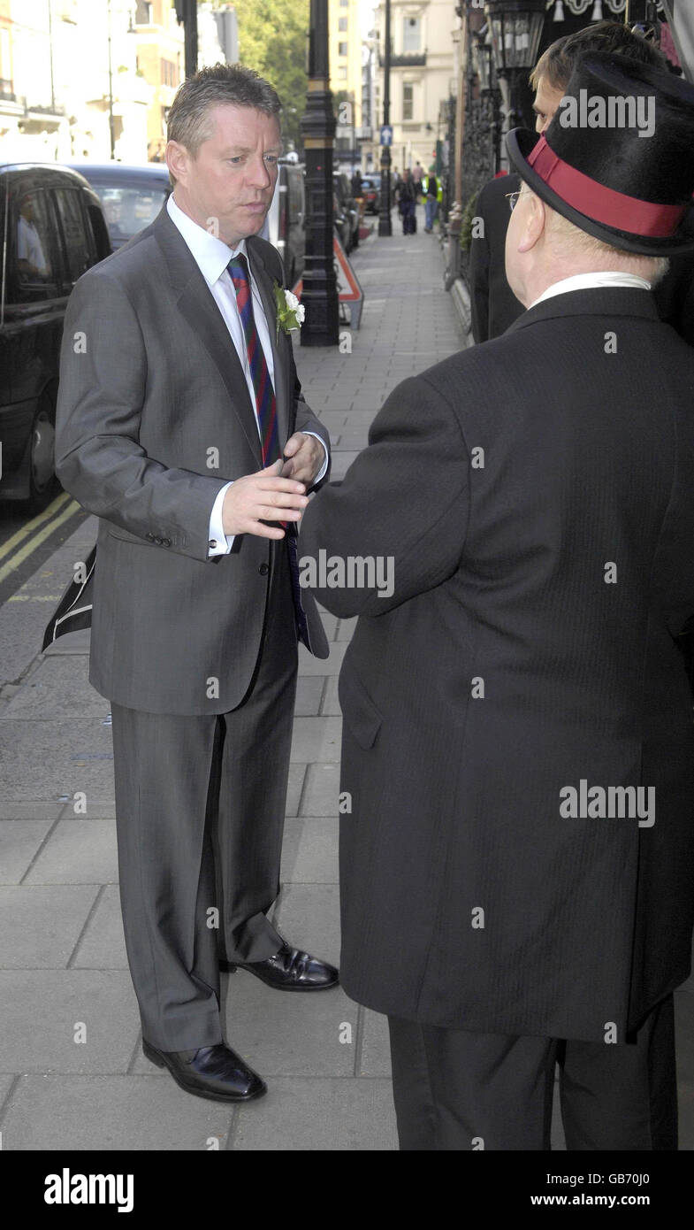 John Burns arrive à l'hôtel Chesterfield après avoir épousé Wendy Richard, actrice de l'ex-Eastenders, partenaire à long terme, dans la rue Charles, à Mayfair, dans le centre de Londres. Banque D'Images