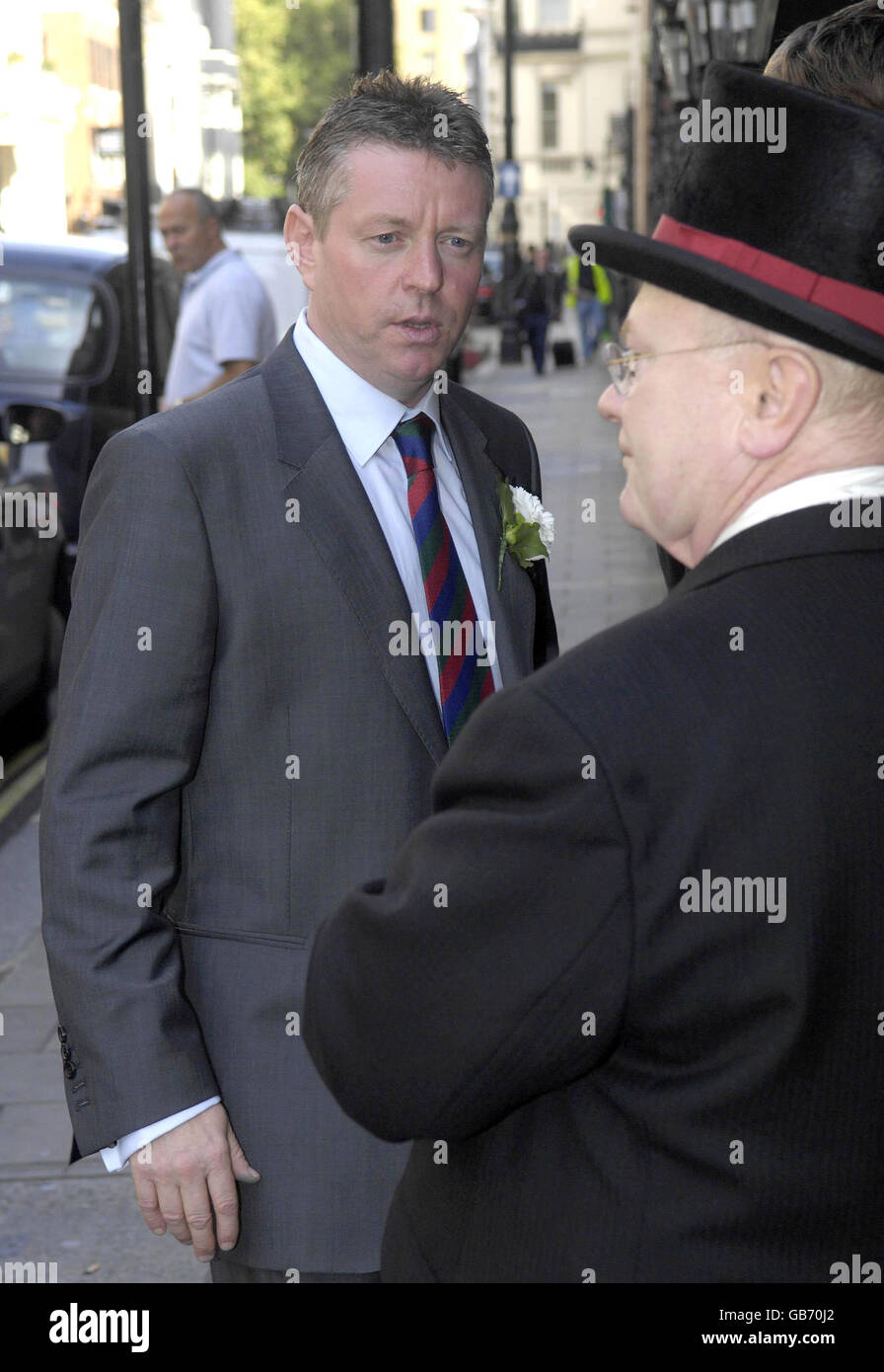 John Burns arrive à l'hôtel Chesterfield après avoir épousé Wendy Richard, actrice de l'ex-Eastenders, partenaire à long terme, dans la rue Charles, à Mayfair, dans le centre de Londres. Banque D'Images