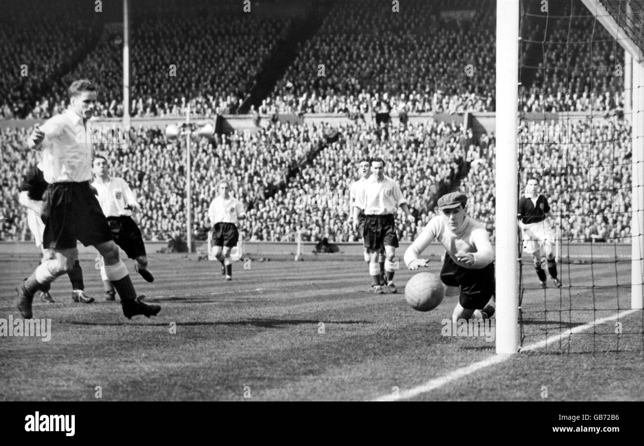 Le gardien de but de l'Angleterre Frank Swift (r) plonge en vain tandis que le ballon s'approche de son but pour le premier but de l'Écosse, sous la surveillance de ses coéquipiers (l-r) Jack Howe, Henry Cockburn, Billy Wright, John Aston et Neil Franklin marqués par Scotland's Mason (hors de la photo) Banque D'Images