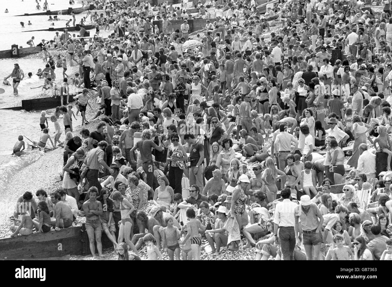 Les gens affluent sur la plage à Selsey. Banque D'Images Les gens affluent sur la plage à Selsey. Banque D'Images