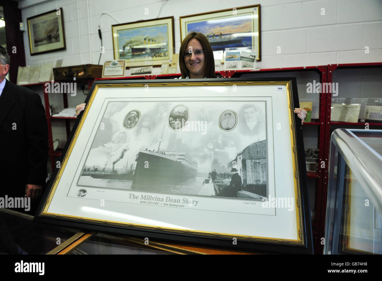 Un imprimé signé appartenant à Millvina Dean, le dernier survivant du Titanic, qui est en vente aux enchères dans le Wiltshire. Banque D'Images