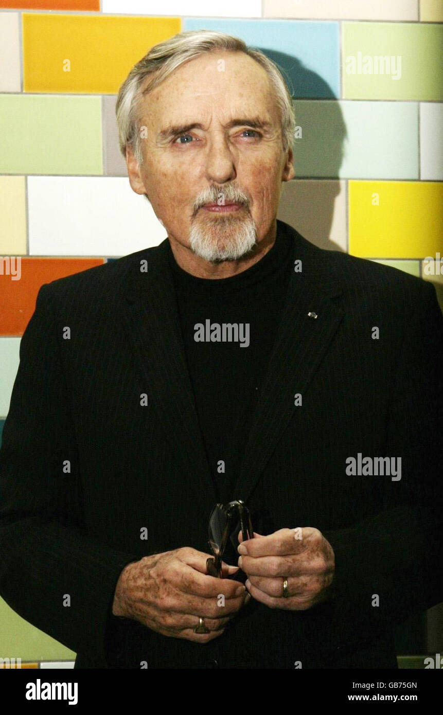 Le réalisateur Dennis Hopper se pose devant un discours sur son film rarement vu « The Last Movie », à l'ICA, Tha Mall, dans le centre de Londres. Banque D'Images