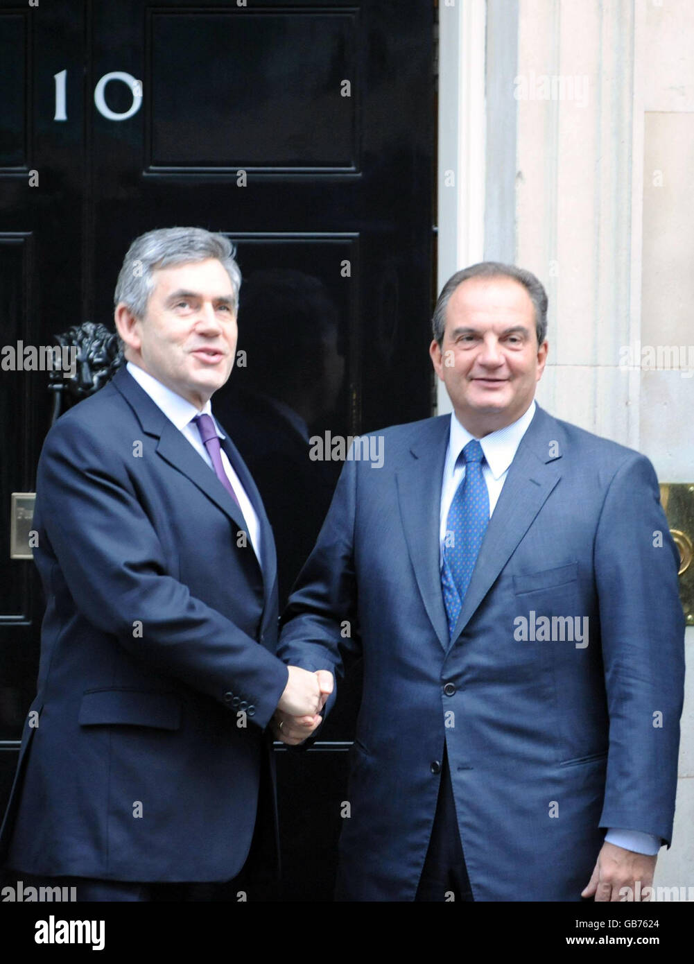 Le Premier ministre britannique Gordon Brown accueille le Premier ministre grec Kostas Karamanlis lorsqu'il arrive au 10 Downing Street, Londres. Banque D'Images