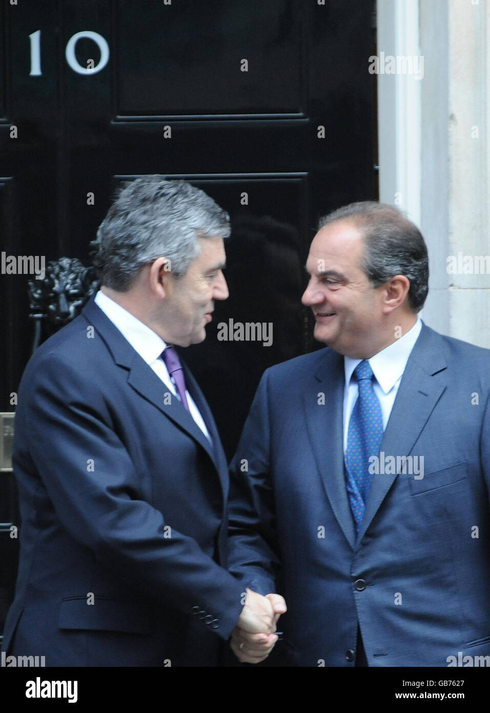 Le Premier ministre britannique Gordon Brown accueille le Premier ministre grec Kostas Karamanlis lorsqu'il arrive au 10 Downing Street, Londres. Banque D'Images