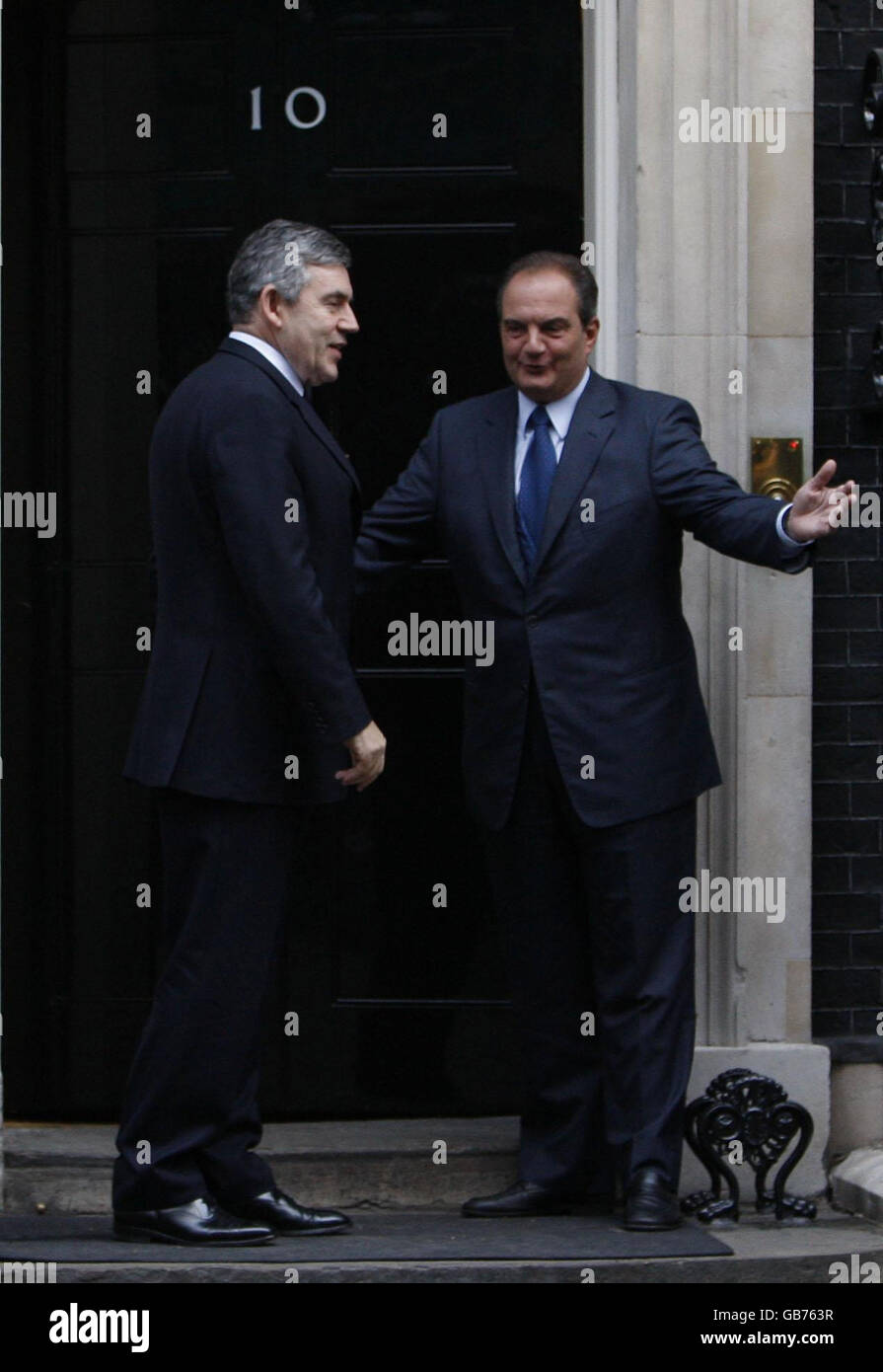 Le Premier ministre britannique Gordon Brown accueille le Premier ministre grec Kostas Karamanlis lorsqu'il arrive au 10 Downing Street, Londres. Banque D'Images