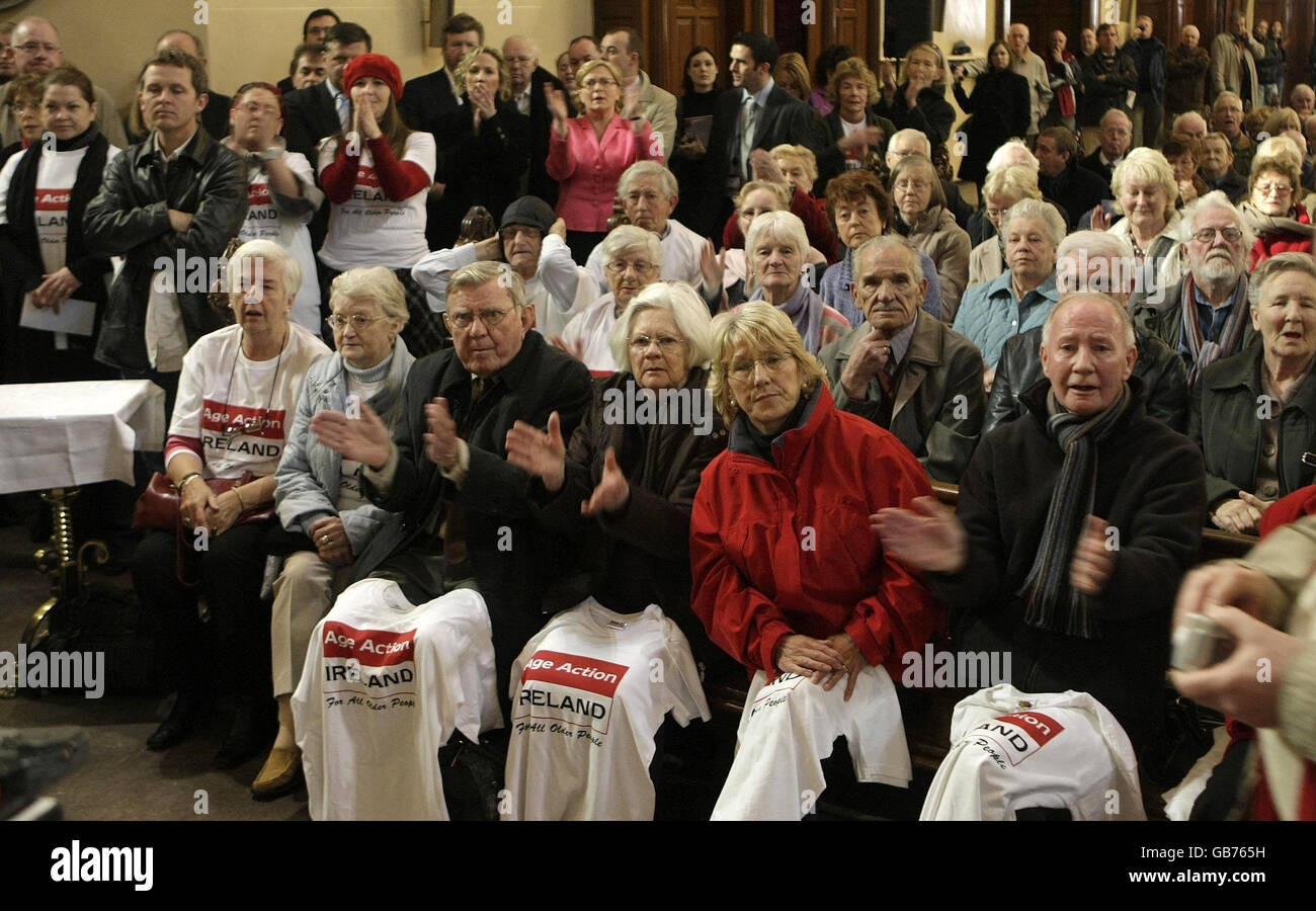 Des membres d'Age action Ireland et ses partisans se sont réunis dans l'église de St Andrew Westland Row, dans le centre de Dublin, après que le gouvernement irlandais ait été aujourd'hui contraint de s'arrêter sur des plans controversés visant à abolir les soins de santé gratuits automatiques pour les années 70. Banque D'Images