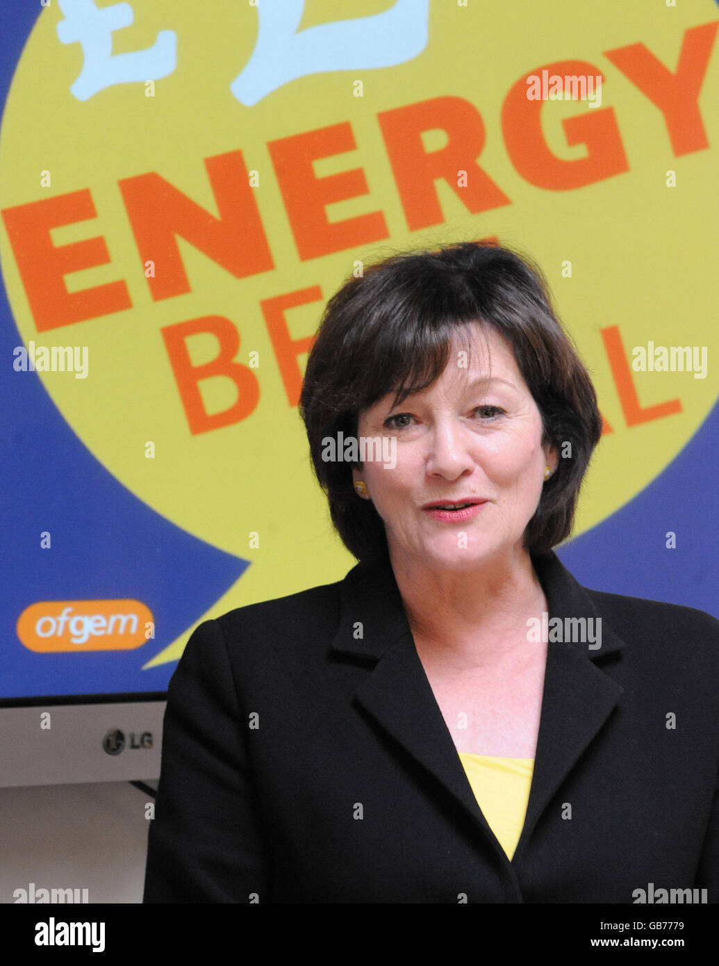 La ministre de l'énergie et des changements climatiques, Joan Ruddock, annonce le lancement d'un nouveau programme visant à former des centaines de travailleurs à partir des conseils des citoyens, des associations de logement et d'autres organisations, afin d'aider les ménages à faible revenu à obtenir le meilleur prix sur leurs factures d'énergie. Banque D'Images