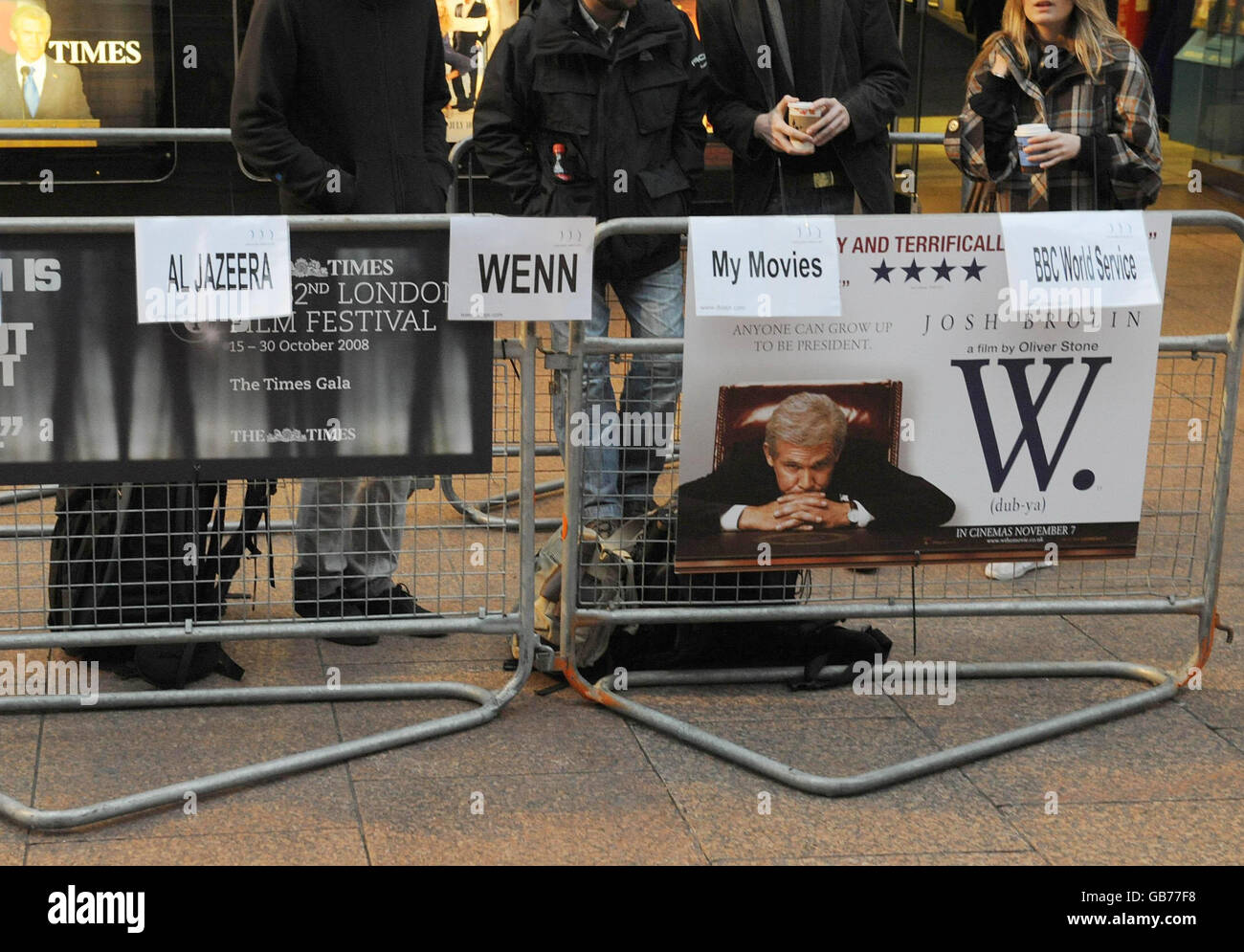 La télévision Al Jazeera a sauvé un espace lors de la première du nouveau film 'W' pendant le Times BFI London film Festival 2008, à l'Odeon West End dans le centre de Londres. Banque D'Images