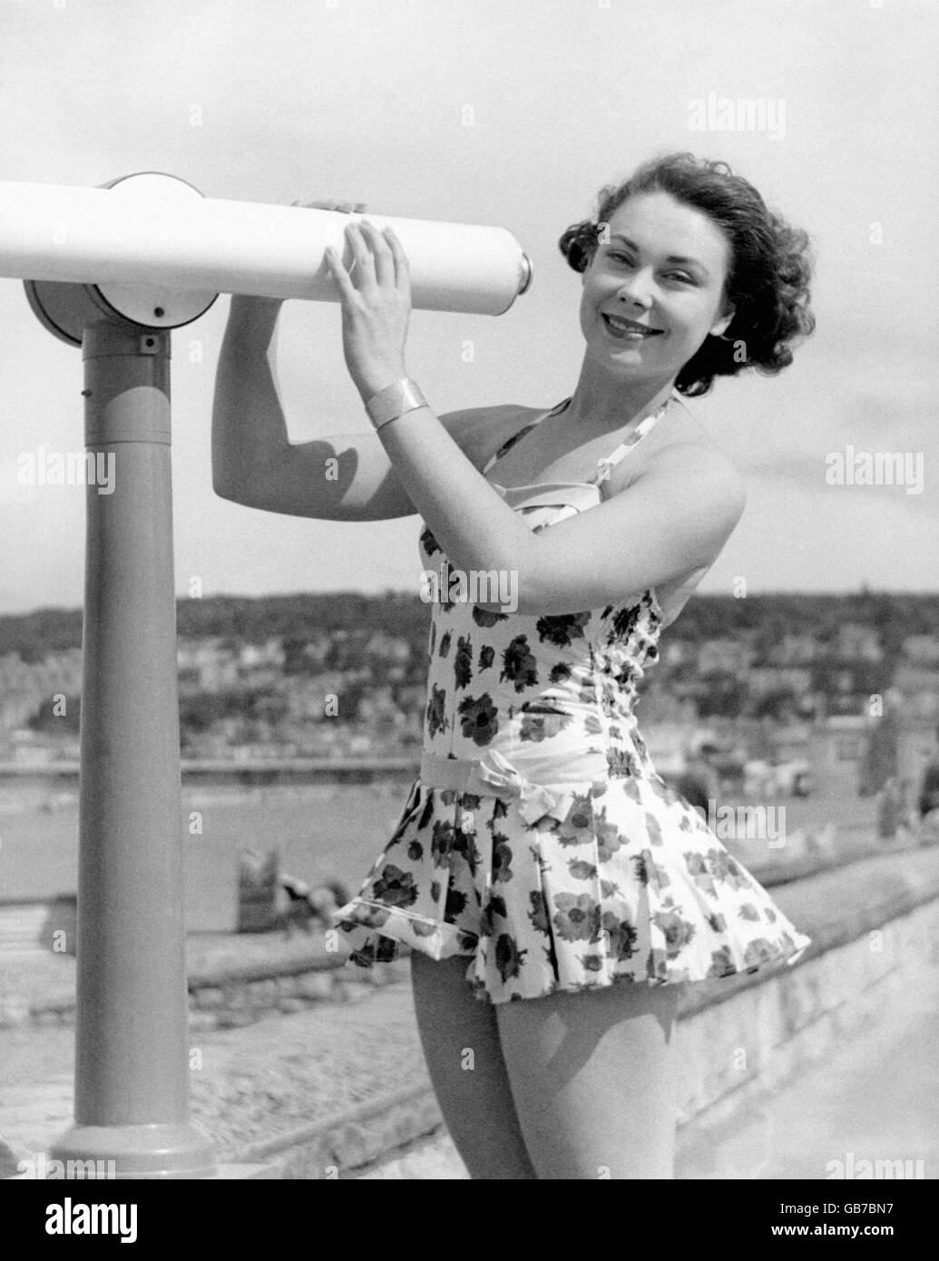 Vacances britanniques - le bord de mer - Weston-Super-Mare - 1960.Jill Simcox donne sur la mer pendant un temps ensoleillé sur le front de mer à Weston-super-Mare. Banque D'Images