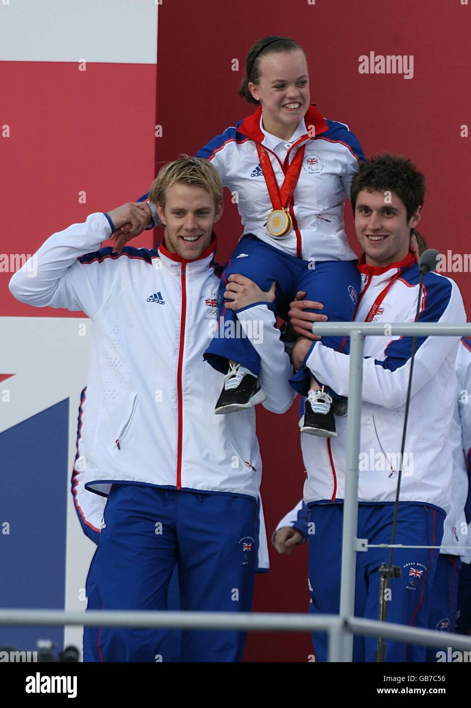 Ross Davenport et David Davies portent la nageuse paralympique Eleanor Simmonds Au-dessus de leurs épaules lors de la parade de l'équipe GB Centre de Londres Banque D'Images