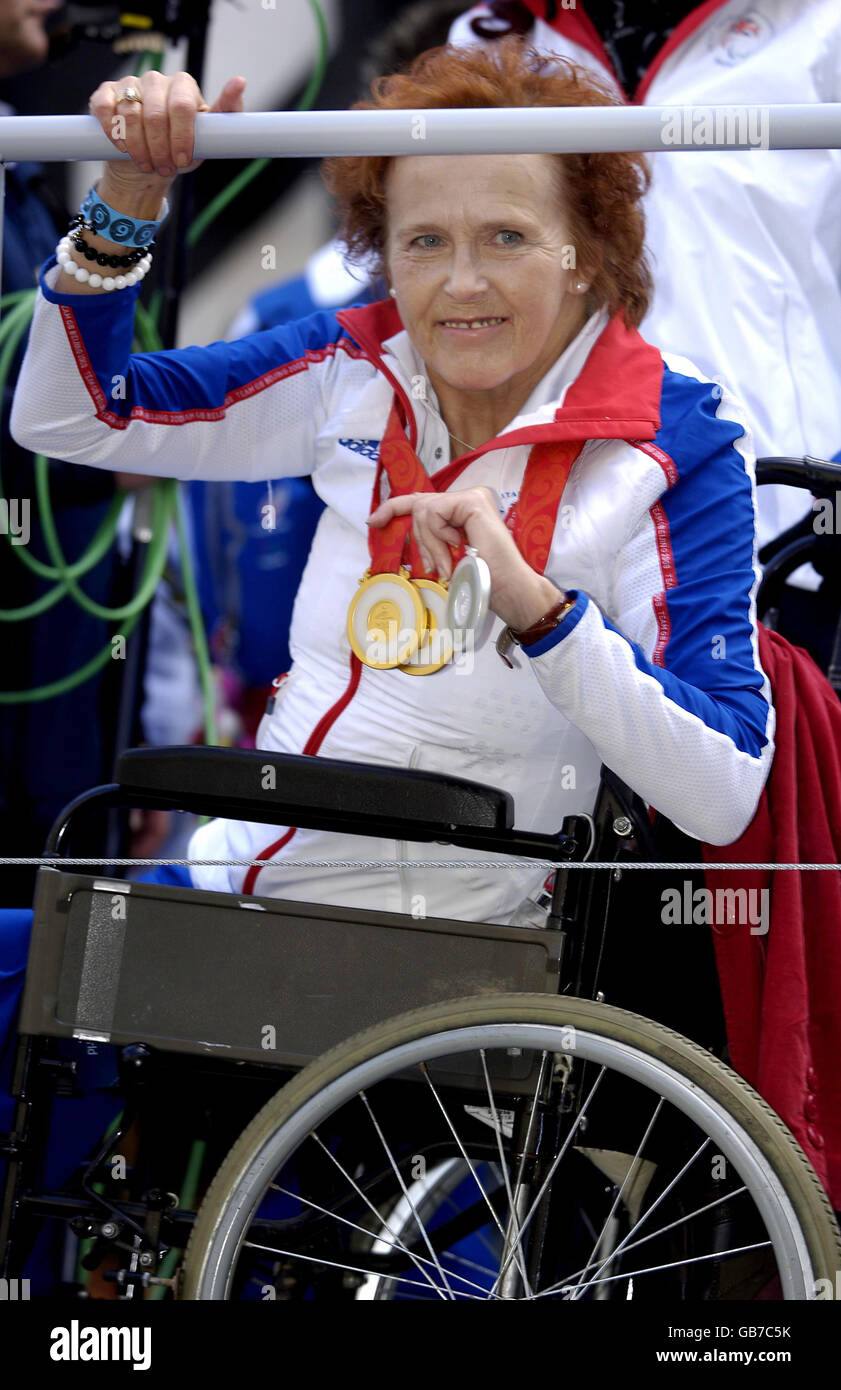 Anne Dunham devant la High court lors de la parade olympique de l'équipe GB à Londres. Banque D'Images
