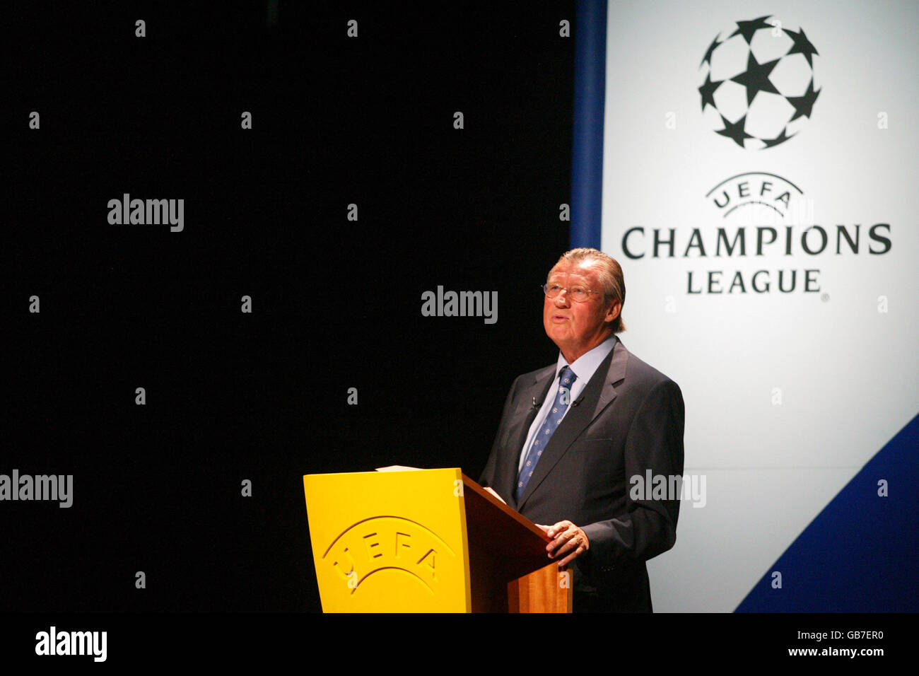 Gerhard Aigner, chef de l'UEFA, au tirage au sort de la Ligue des Champions Banque D'Images