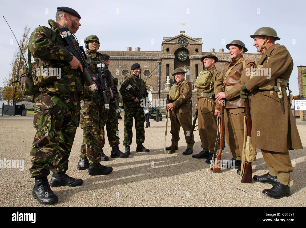 Des soldats de la Force des cadets de l'Armée, à gauche, rencontrent des membres de la garnison, un groupe de reconstitution de la Seconde Guerre mondiale, au Royal Artillery Museum, Royal Arsenal, Woolwich, Londres, lors d'un événement célébrant les 100 ans de l'Armée territoriale : Banque D'Images