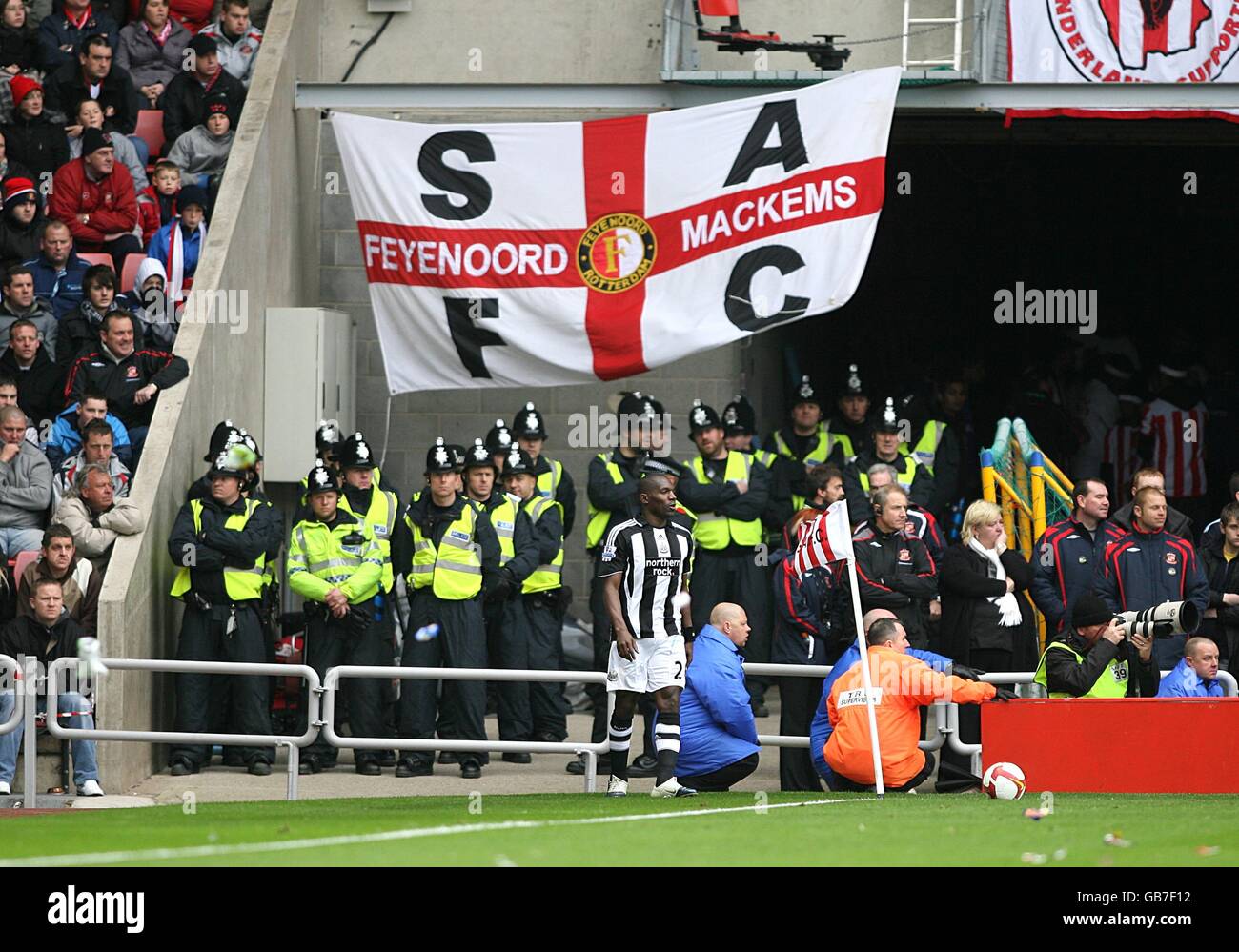 Football - Barclays Premier League - Sunderland / Newcastle United - Stade de lumière.La police observe les fans tandis que Geremi de Newcastle United prend un virage Banque D'Images