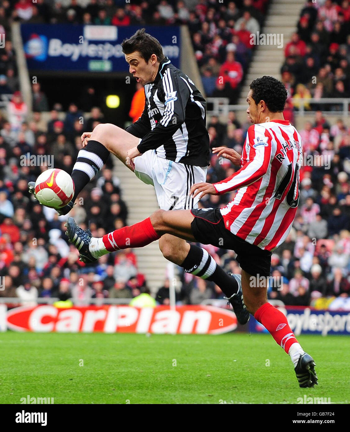 Joey Barton de Newcastle en action avec Kieran Richardson de Sunderland pendant le match de la Barclays Premier League au stade de Light, Sunderland. Banque D'Images