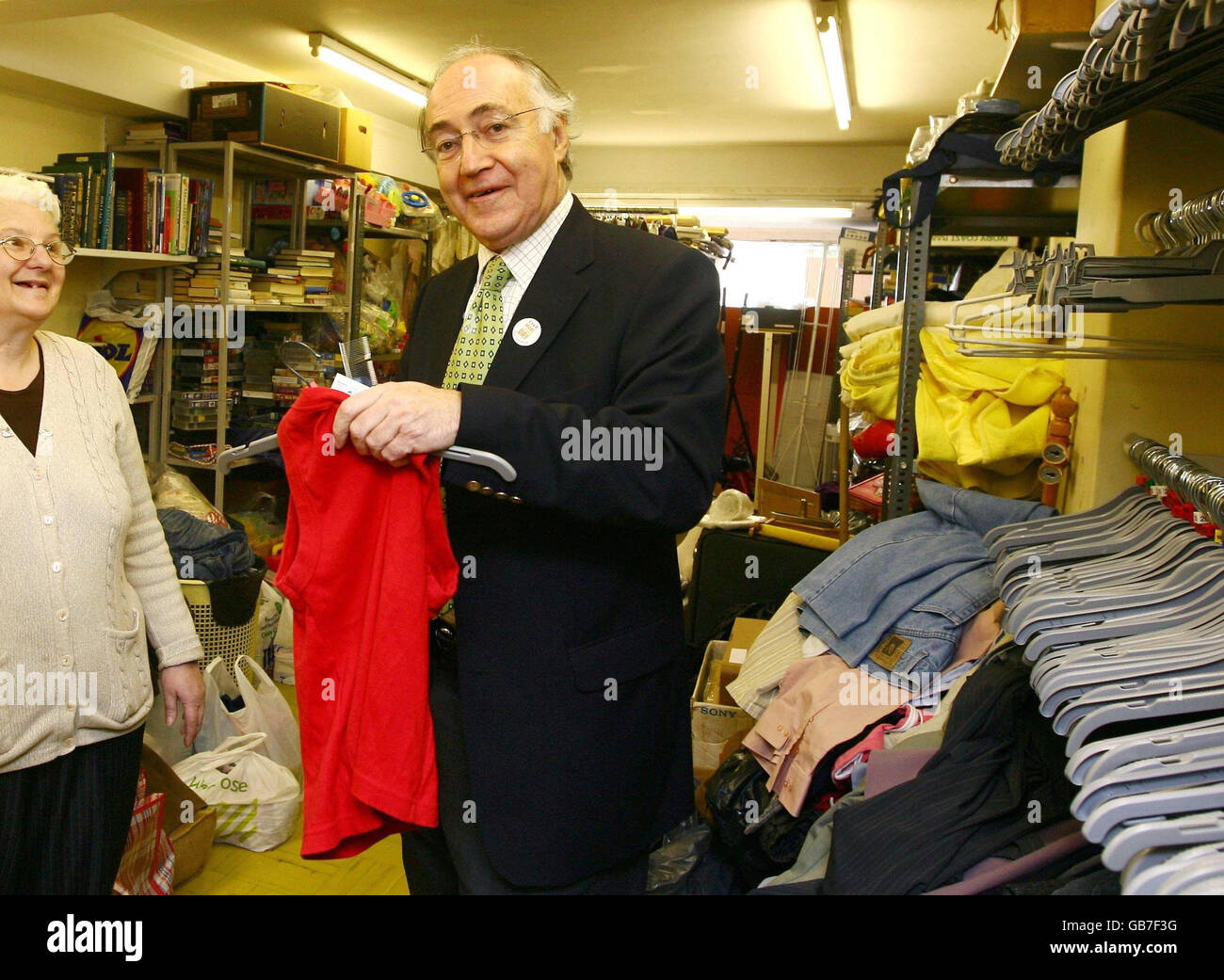 L'ancien chef du Parti conservateur Michael Howard aide le personnel à trier les vêtements dans la salle du magasin de son magasin Barnardo local à Folkestone, dans le Kent, dans le cadre de la journée Barnardos Make a Difference. Banque D'Images