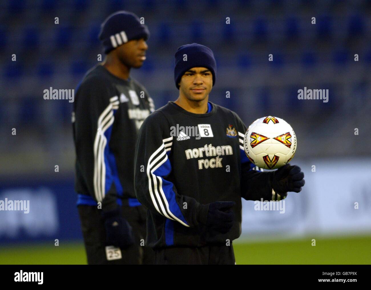 Football - coupe de l'UEFA - Premier tour - deuxième jambe - NAC Breda / Newcastle United - entraînement.Kieron Dyer de Newcastle United se met au chaud pendant qu'il attend que l'entraînement commence Banque D'Images