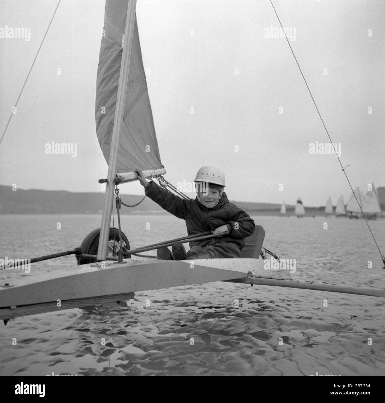 Paul Shackleton, six ans, à la tête de son propre bateau de plaisance, à Brean Down, près de Weston-super-Mare. Banque D'Images