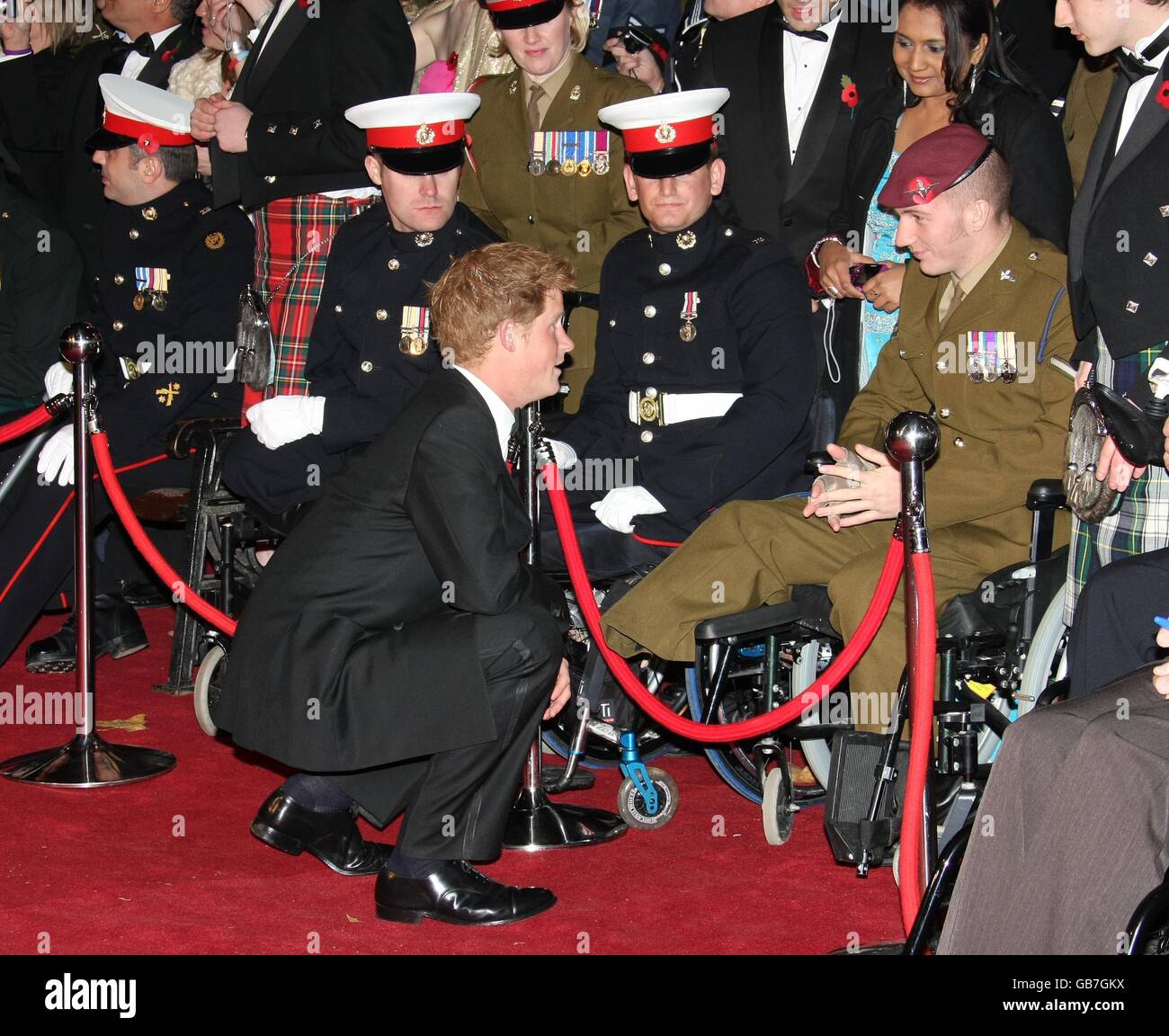 Le Prince Henry du pays de Galles rencontre des militaires qui assistent à la première mondiale du nouveau film James Bond Quantum of Solace au cinéma Odeon de Leicester Square à Londres. Banque D'Images