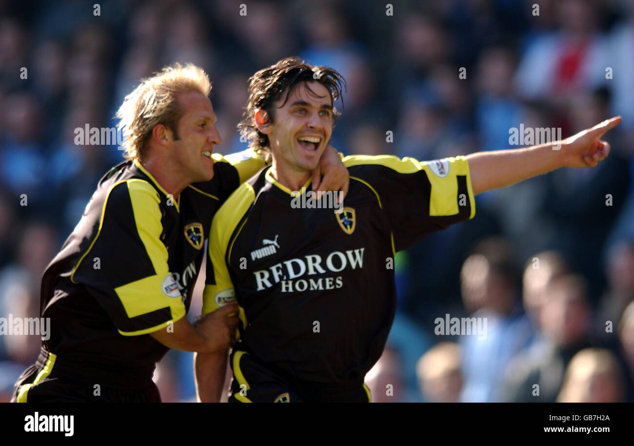 Gareth Whalley, de Cardiff City, célèbre son premier but avec John Robinson Banque D'Images