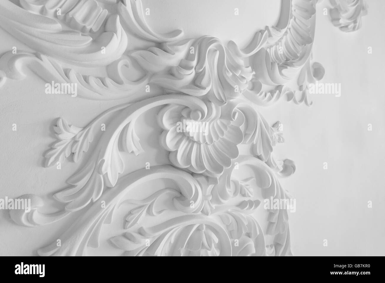 Luxury white wall design bas-relief avec des moulures en stuc élément roccoco Banque D'Images