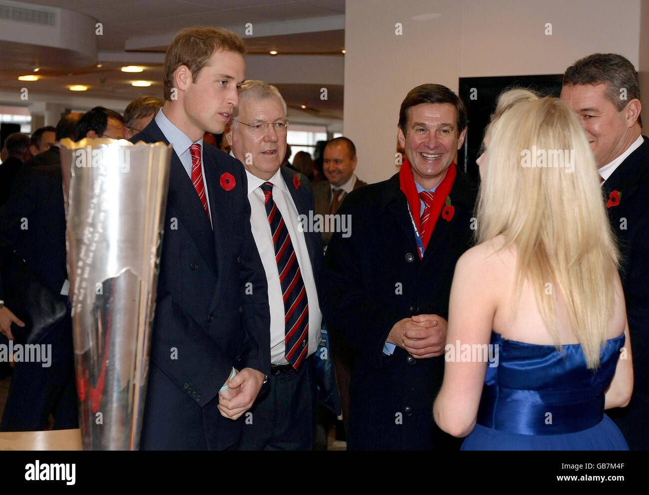 (De gauche à droite) le Prince William, accompagné des officiers du Welsh Rugby Union, Dennis Gethin, Roger Lewis et David Pickering, s'entretient avec l'harpiste royale Claire Jones avant de regarder le pays de Galles s'engager sur l'Afrique du Sud au rugby aujourd'hui. Banque D'Images