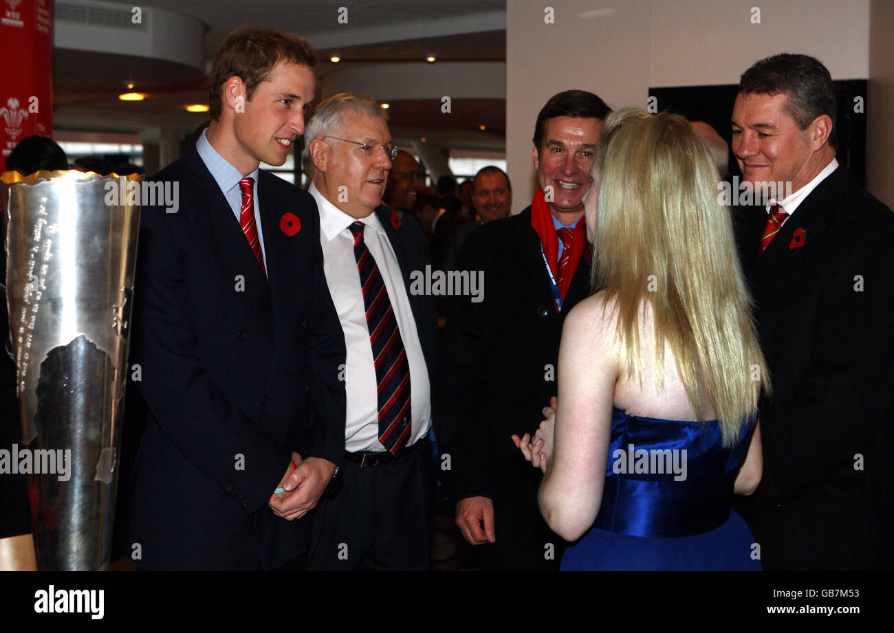 (Dans le sens des aiguilles d'une montre de gauche à droite) le Prince William, accompagné des officiers du Welsh Rugby Union, Dennis Gethin, Roger Lewis et David Pickering, s'entretient avec l'harpiste royale Claire Jones avant de regarder le pays de Galles s'engager aujourd'hui sur l'Afrique du Sud au rugby. Banque D'Images