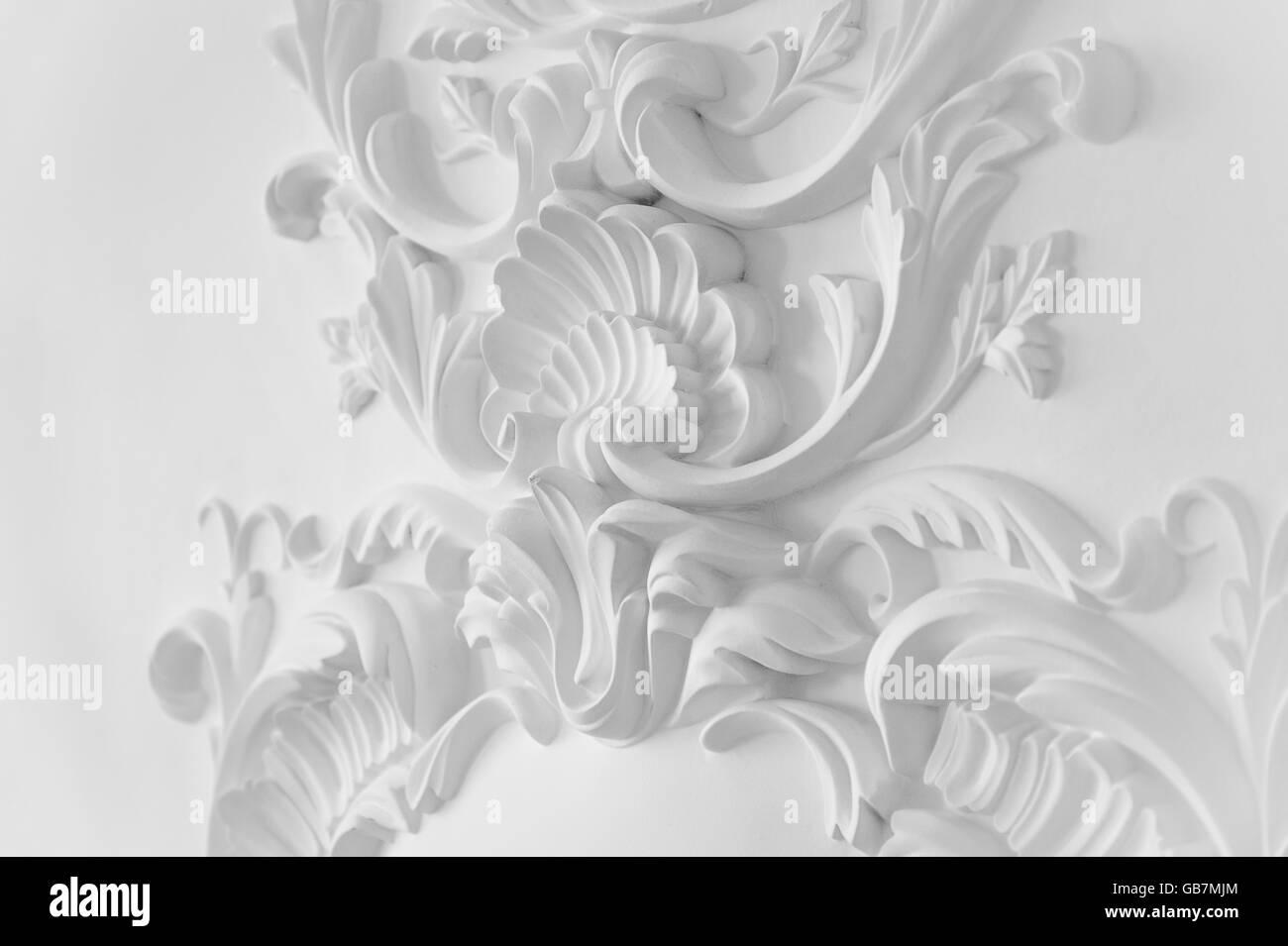 Luxury white wall design bas-relief avec des moulures en stuc élément roccoco Banque D'Images