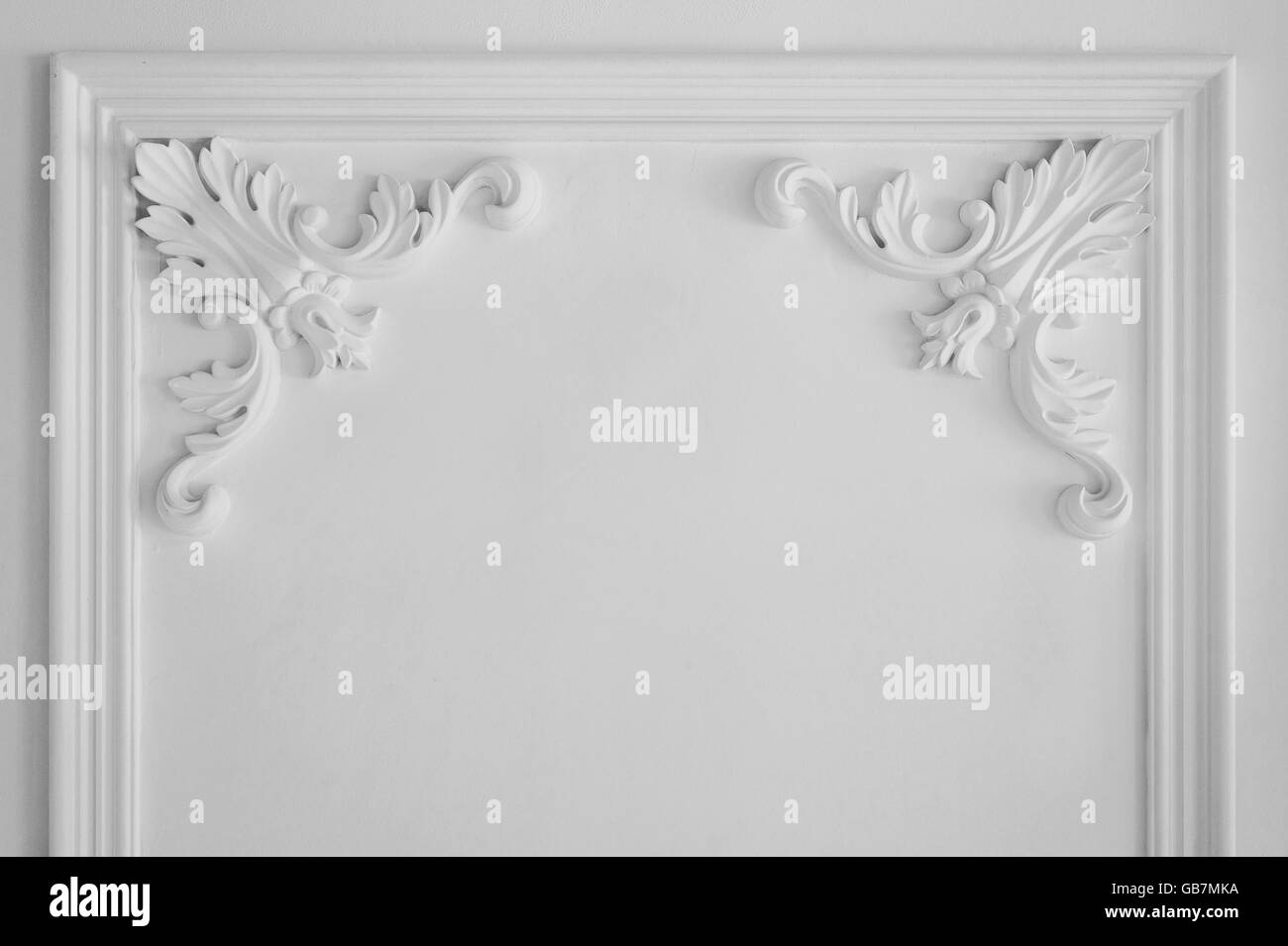 Luxury white wall design bas-relief avec des moulures en stuc élément roccoco Banque D'Images