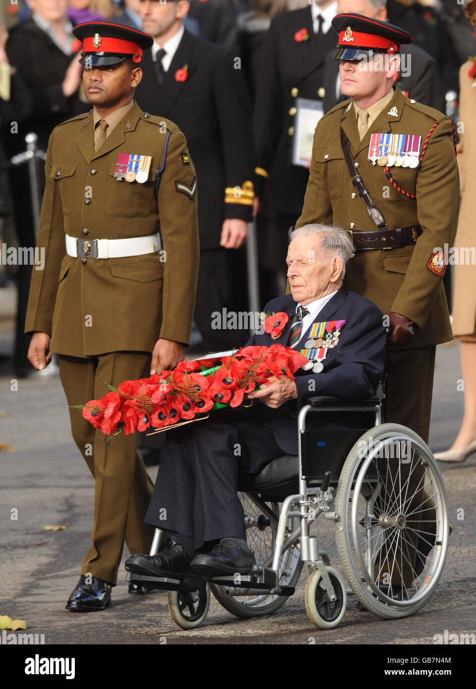 L'un des trois derniers anciens combattants survivants de la première Guerre mondiale, Harry Patch, 110 ans, avec Johnson Beharry VC (à gauche à la cérémonie de commémoration du jour de l'armistice au Centotaph à Whitehall, Londres. Banque D'Images
