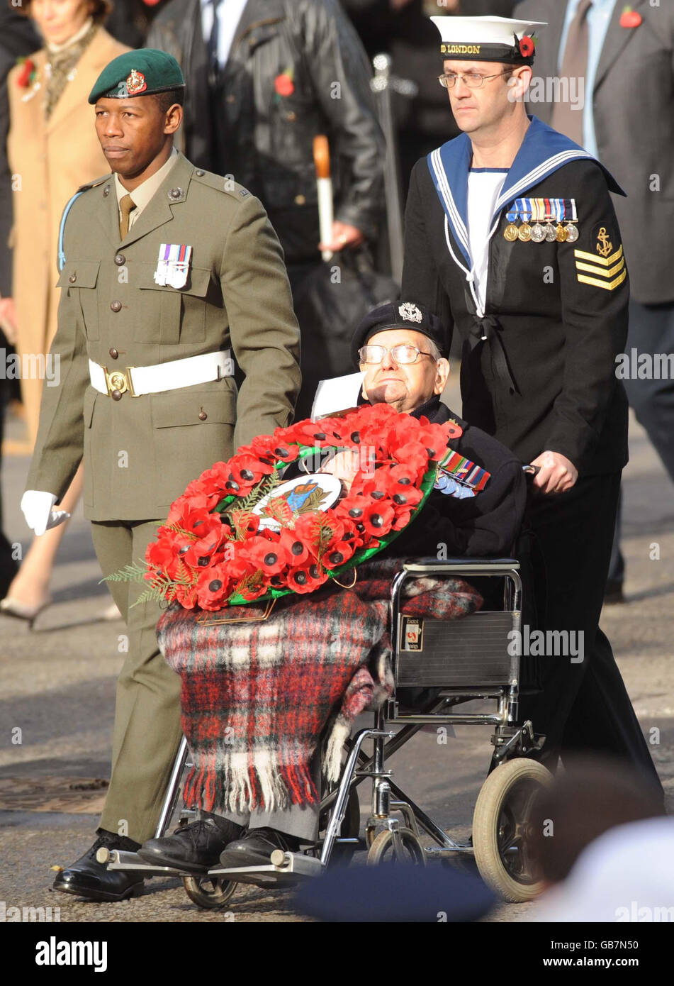 L'un des trois derniers anciens combattants survivants de la première Guerre mondiale, Bill Stone, 108 ans, lors de la cérémonie de commémoration du jour de l'armistice au Centotaph, à Whitehall, Londres. Banque D'Images