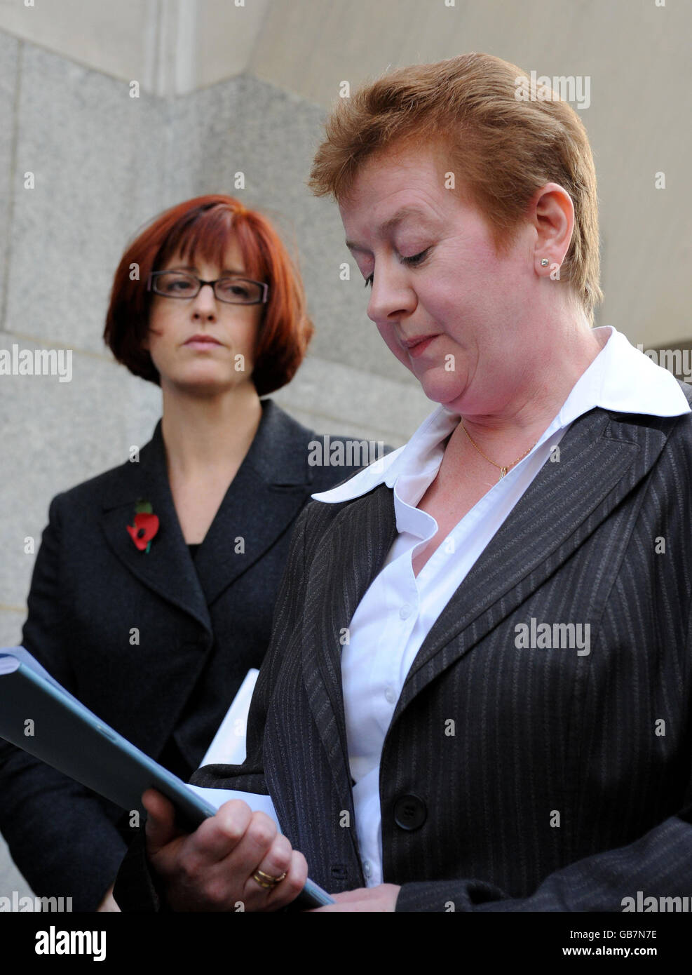 Det Supt Caroline Bates (à gauche) observe que Judith Reed (à droite), de  la SCP, a lu une déclaration à l'extérieur de Old Bailey après qu'un homme  ait été reconnu coupable aujourd'hui