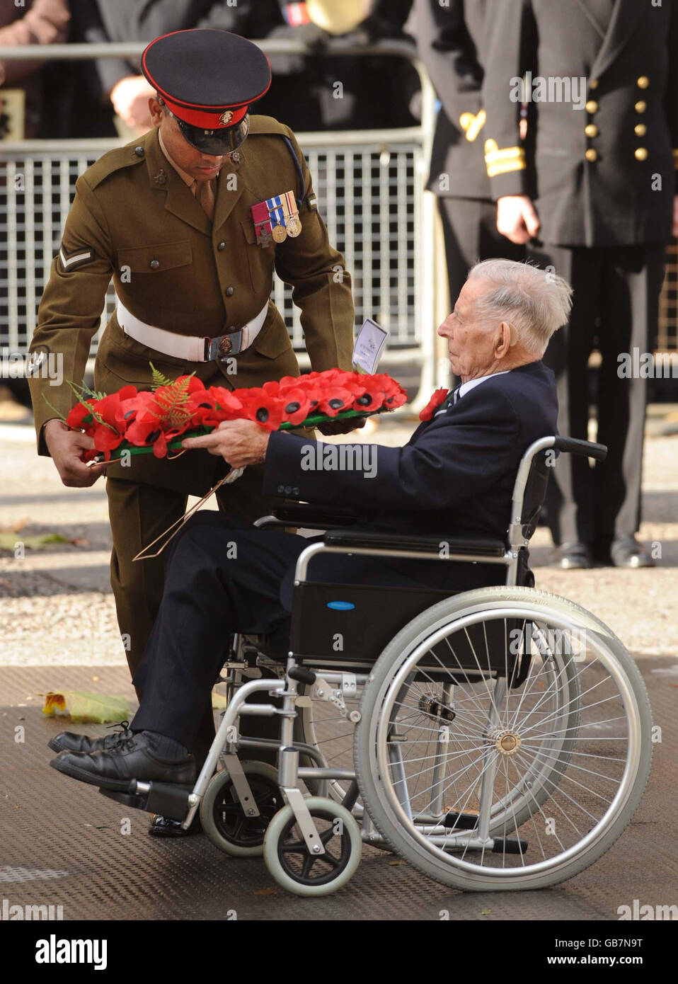 L'un des trois derniers anciens combattants survivants de la première Guerre mondiale, Harry Patch, 110 ans, à la cérémonie de commémoration du jour de l'armistice au Centotaph à Whitehall, Londres. Banque D'Images