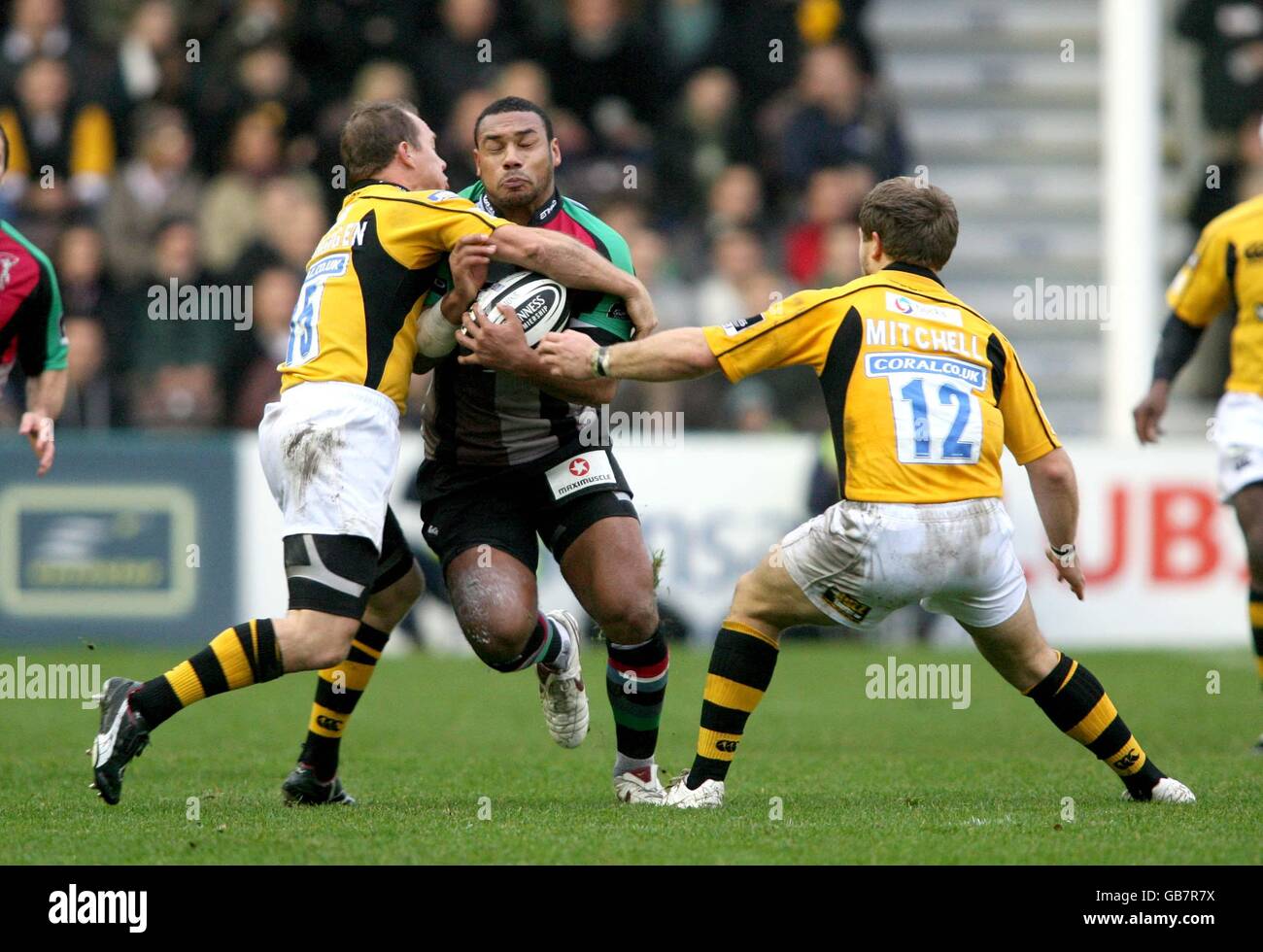 Rugby Union - Guinness Premiership - Harlequins / London Wasps - Twickenham Stoop.Harlequins Jordan Turner-Hall est attaqué par Mark Van Gisbergen et Lachlan Mitchell des London Wasps. Banque D'Images