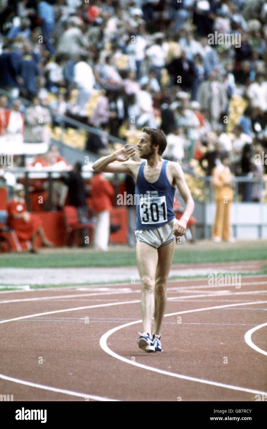 Athlétisme - Jeux Olympiques de Montréal 1976 - 5000m pour hommes.La Lasse Viren de Finlande célèbre l'or Banque D'Images