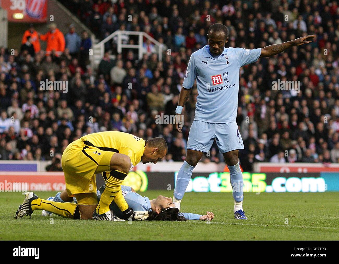 Didier Zokora (r), de Tottenham Hotspur, se présente sous le nom de Heurelho Gomes (l) vérifie le coéquipier Vedran Corluka après qu'ils aient accidentellement collision en plein air Banque D'Images