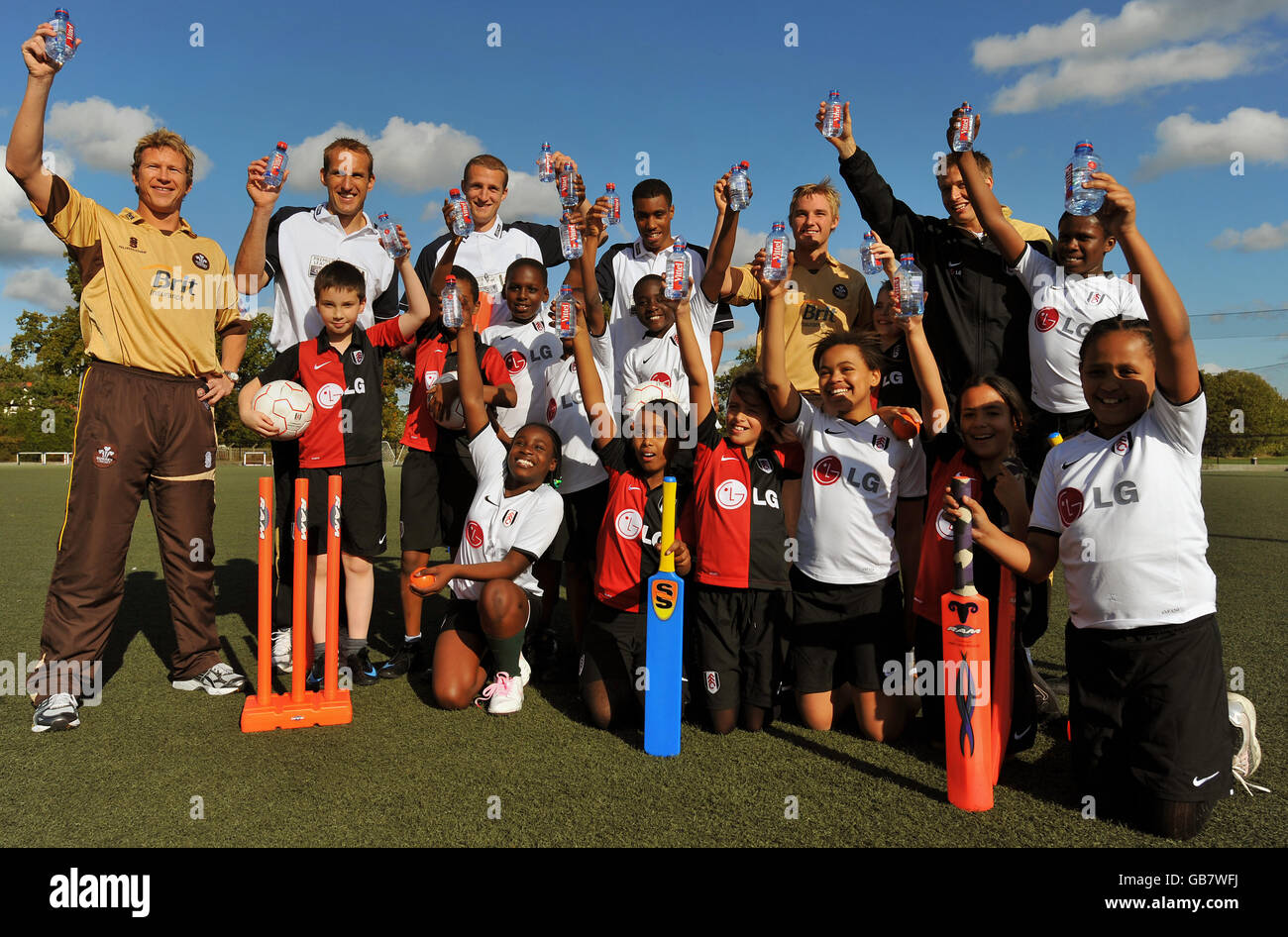 Football - Fulham Community Day - Motspur Park.Le Brede Hangeland de Fulham, Julian Gray, Mark Schwarzer et Adrian Leijer font la promotion du projet ECHO avec Jonny Batty et Laurie Evans de Surrey Banque D'Images