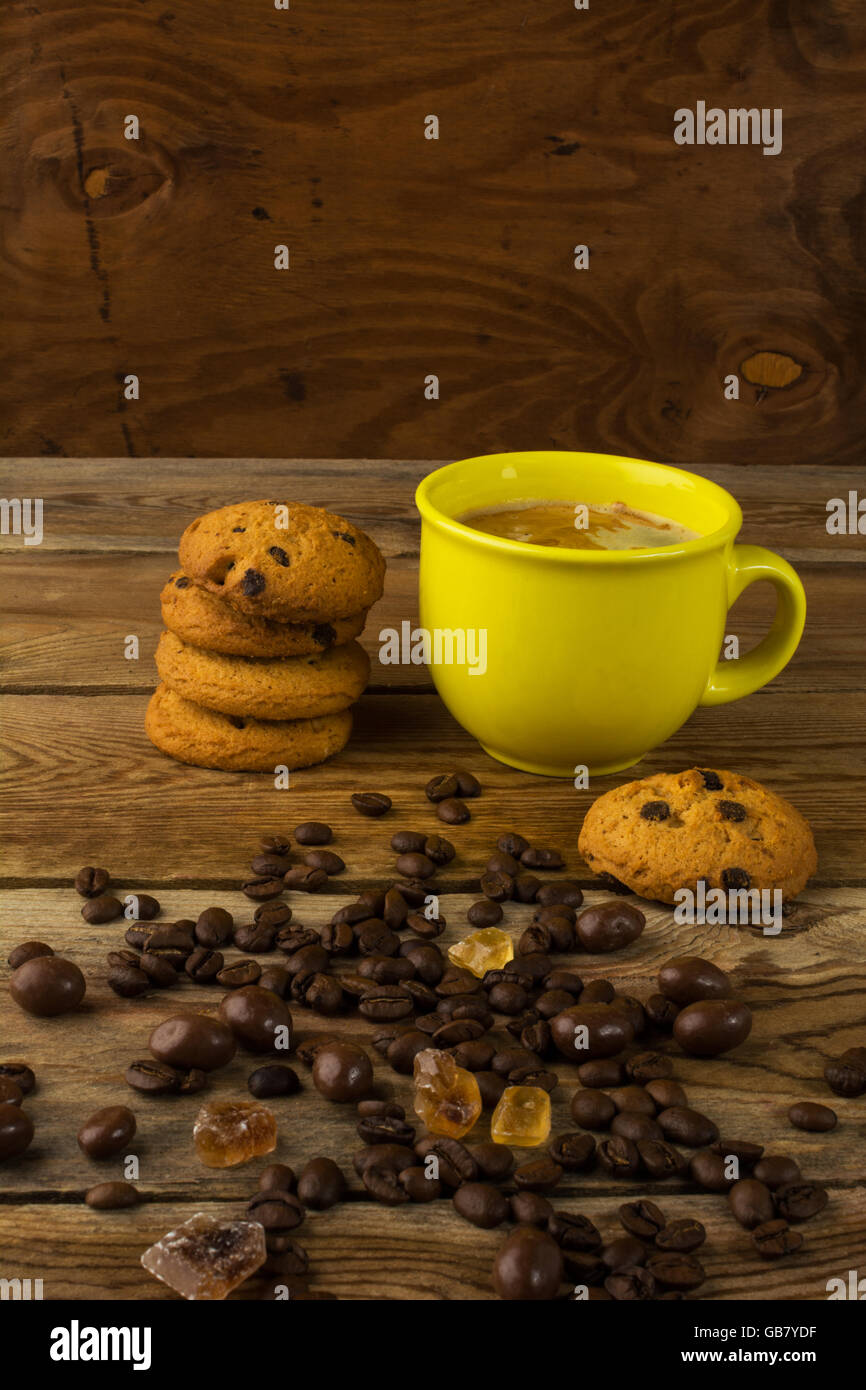 Tasse à café et biscuits au chocolat sur fond de bois. Tasse de café Banque D'Images
