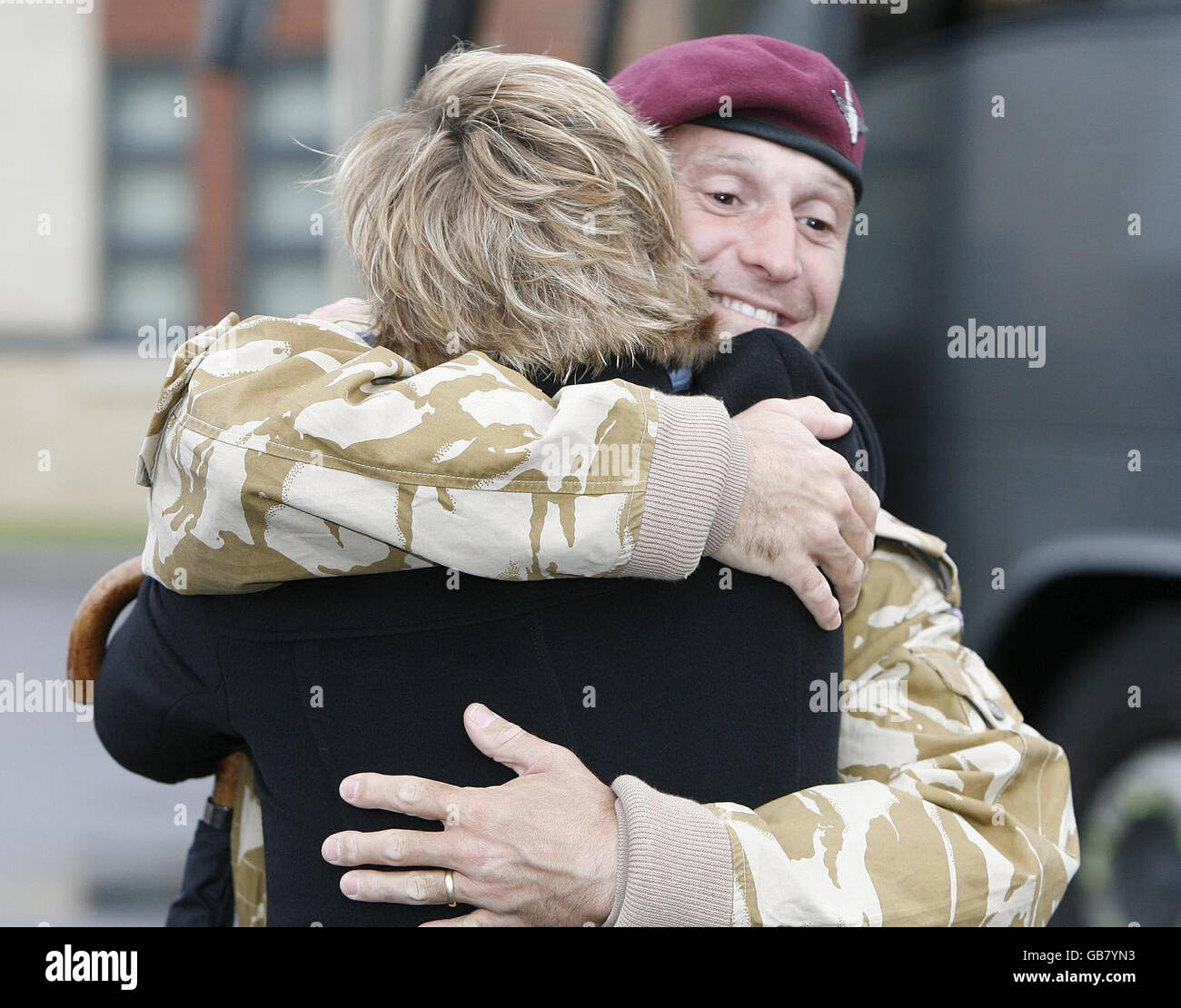 Le major Russell Lewis, 35 ans, commandant de la Compagnie B, 2e Bataillon, The parachute Regiment, est accueilli par sa femme Andrea, 37 ans, à son retour à la caserne Merville, Colchester, Essex, après des opérations en Afghanistan. Banque D'Images