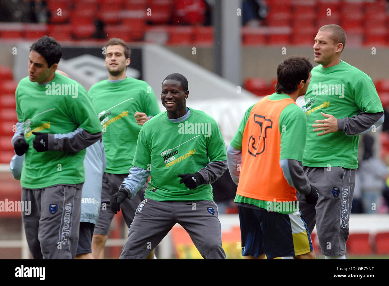 Football - Championnat de la ligue de football Coca-Cola - Nottingham Forest / Cardiff City Ground.Les joueurs de Cardiff City portent un t-shirt One Game One Community faisant la publicité de la campagne Kick IT Out lors de l'échauffement avant le match Banque D'Images