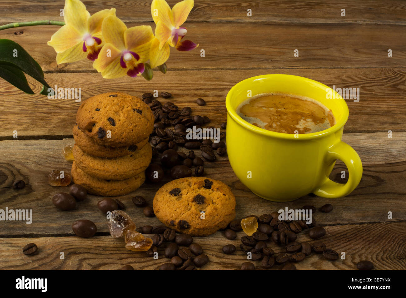 Tasse à café, biscuits et orchidée jaune. Tasse de café. Pause café. Le café du matin. Tasse de café Banque D'Images