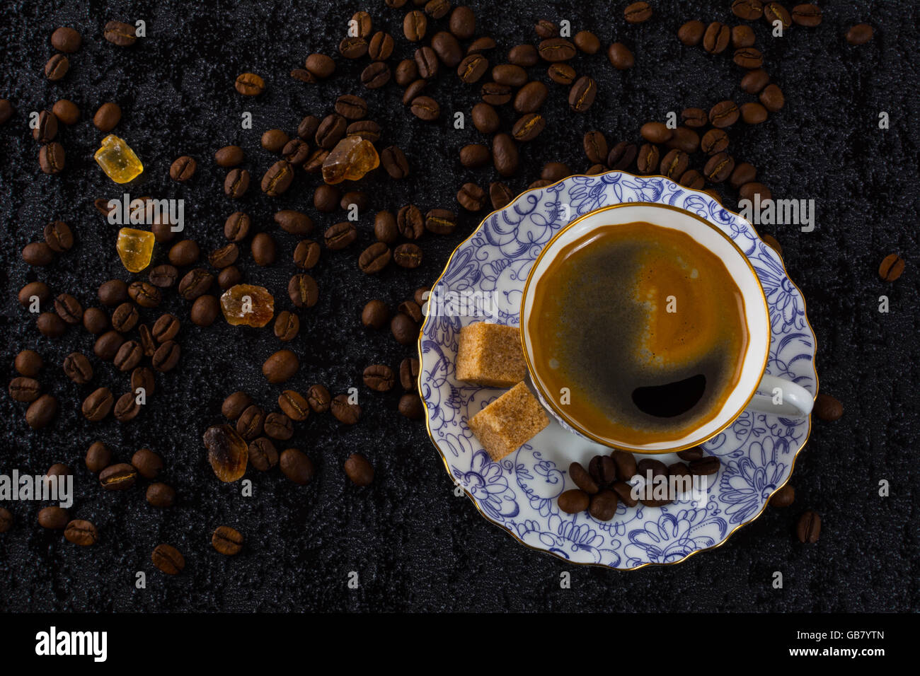 Tasse de café sur les grains de café. Pause café. Le café du matin. Tasse de café. Tasse de café Banque D'Images