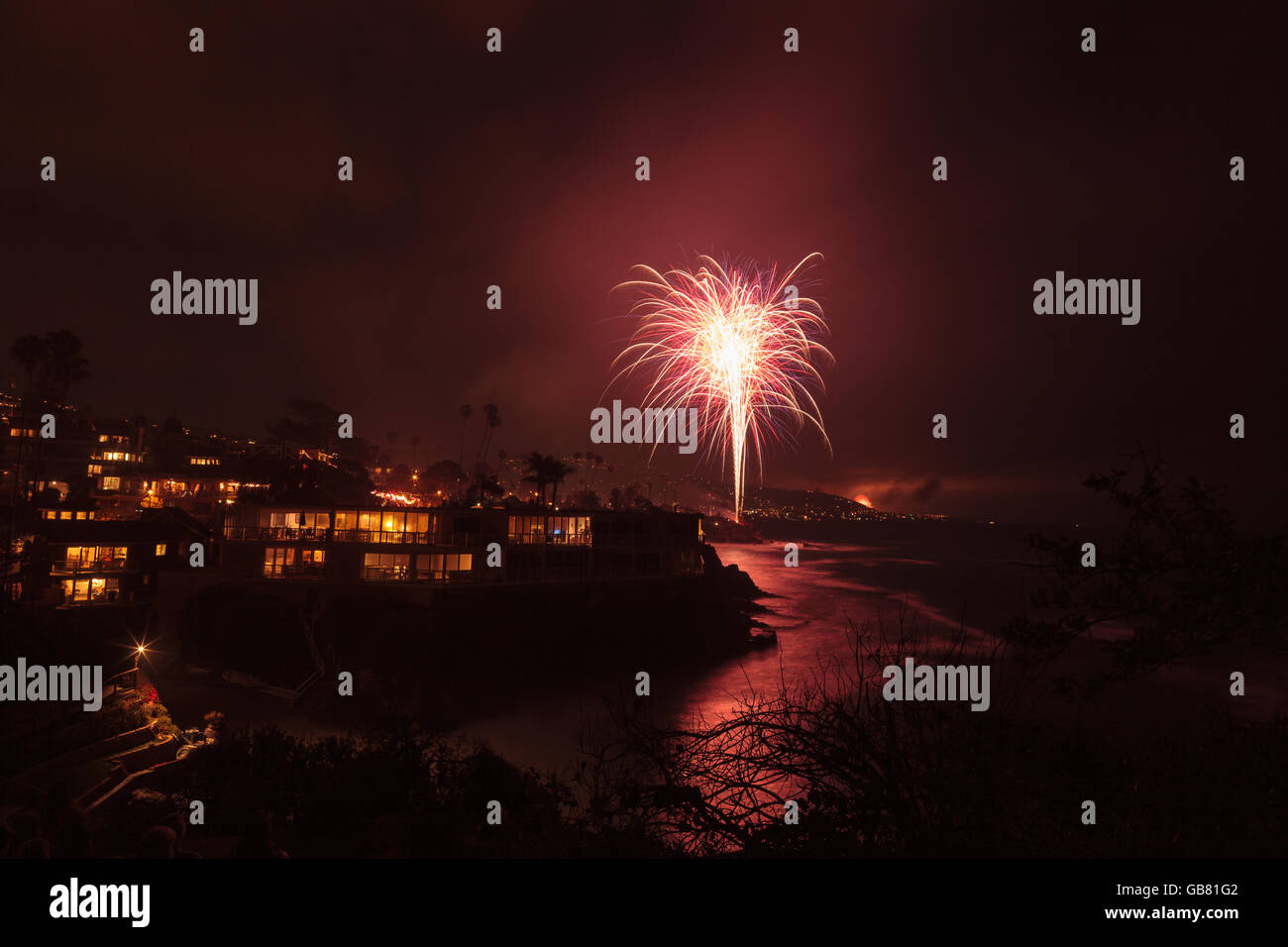 Laguna Beach, Californie, le 4 juillet 2016 : Laguna Beach d'artifice / City Lights sur la quatrième de juillet, fête Banque D'Images