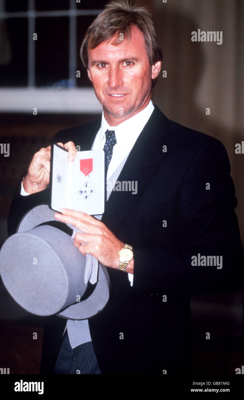 Cricket.John lever montre son MBE après son investiture Banque D'Images