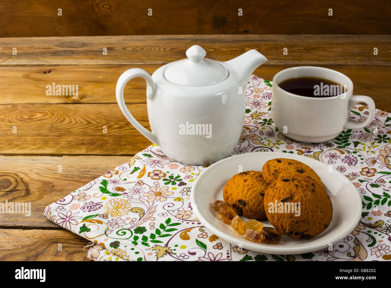 Théière et tasse de thé, l'espace de copie. Biscuits faits maison. Cookies faits maison.dessert sucré. Le petit-déjeuner les cookies. Pâtisseries sucrées. Tasse de te Banque D'Images
