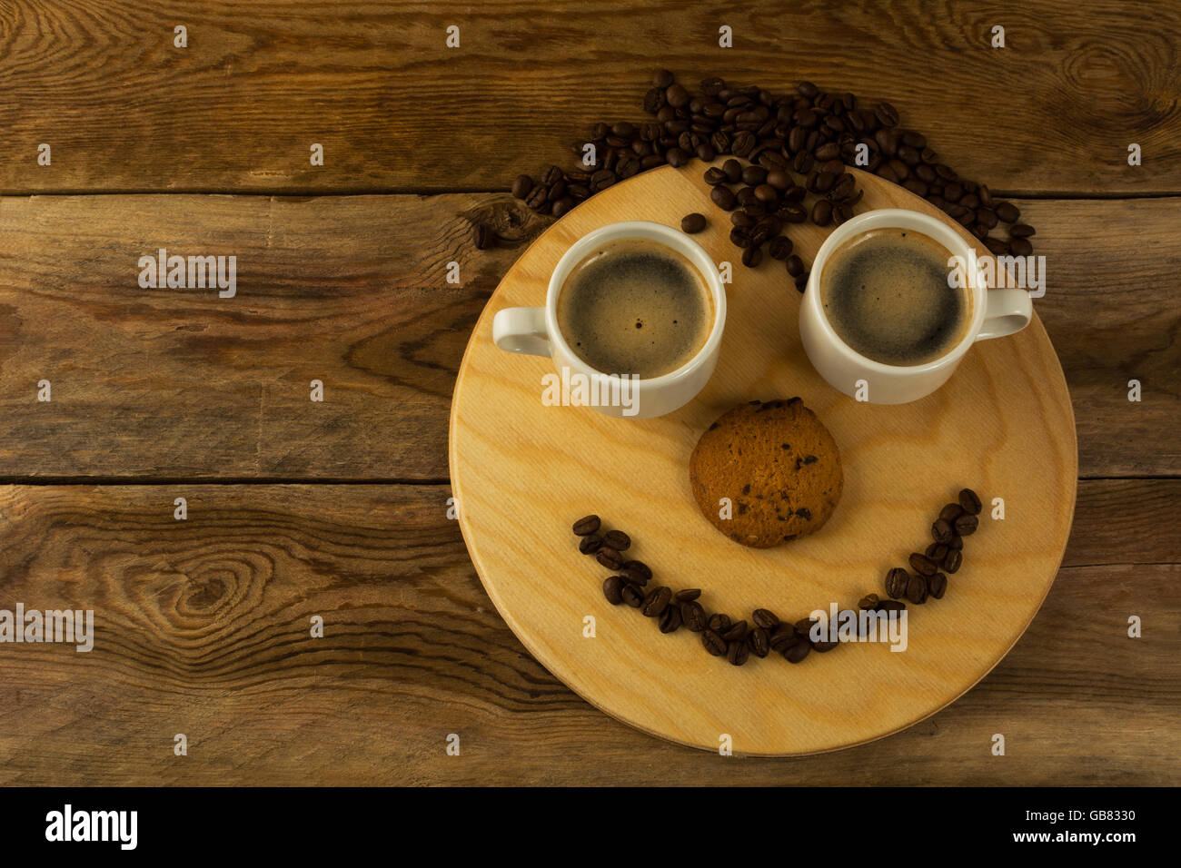 Funny face tasses à café sur fond de bois. Le café du matin. Tasse de café. Tasse de café Banque D'Images