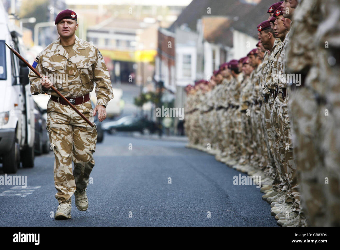 Des soldats du 2e Bataillon, le Régiment de parachutistes, sont à l'attention de l'extérieur de l'église Saint-Pierre, North Hill, Colchester, Essex, devant un service commémoratif en l'honneur des soldats du régiment, qui ont été tués en action en Afghanistan. Banque D'Images