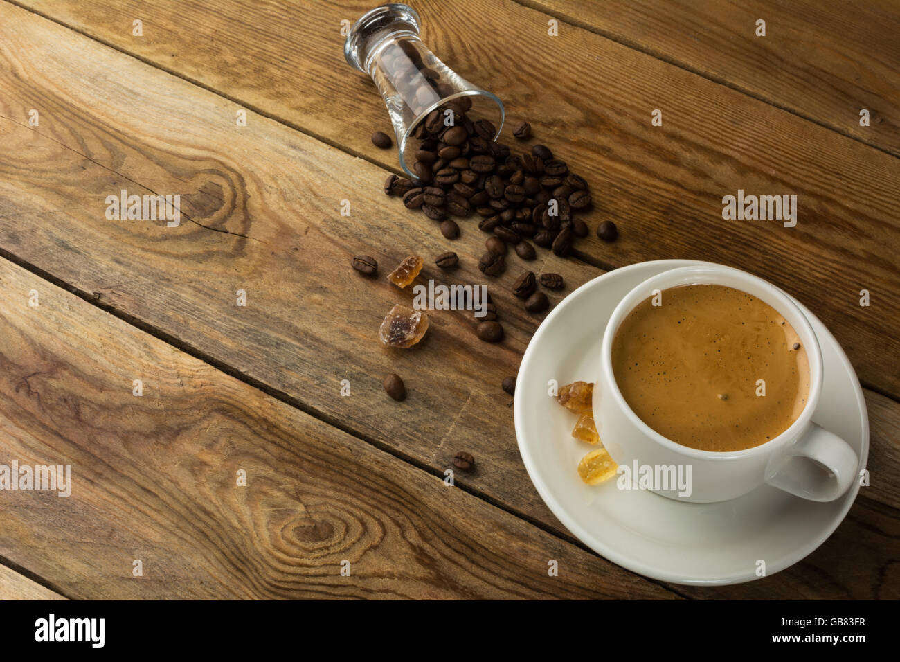 Tasse de café blanc et les grains de café, vue du dessus. Le café du matin. Tasse de café Banque D'Images
